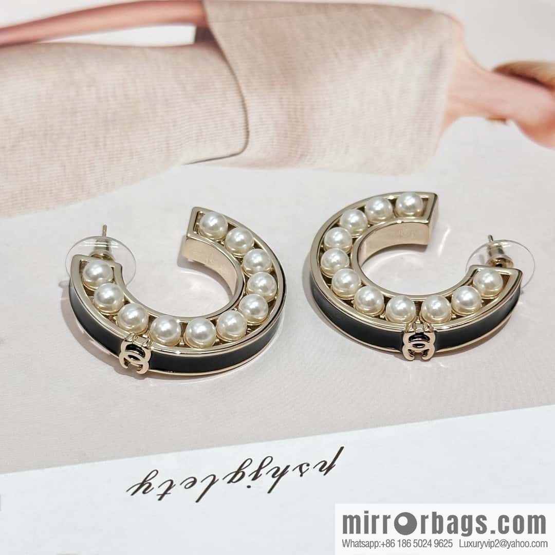 ❗️New ❗️ Chanel stud earrings ☀️ new ☑️ Chanel double c semi-round pearl stud earrings ☀️