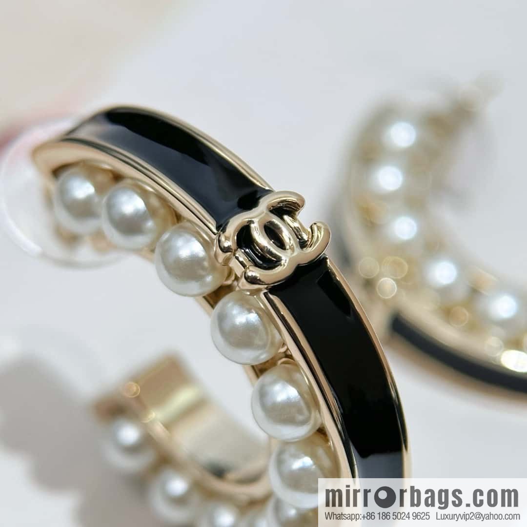 ❗️New ❗️ Chanel stud earrings ☀️ new ☑️ Chanel double c semi-round pearl stud earrings ☀️