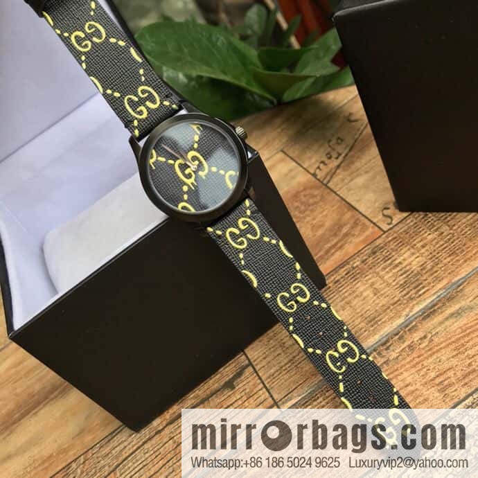 The latest Gucci GUCCI model is shipped. With a three-dimensional Gucci logo and a black PVD pin clasp, the Rhonda quartz movement watch features a brushed and polished black PVD case.