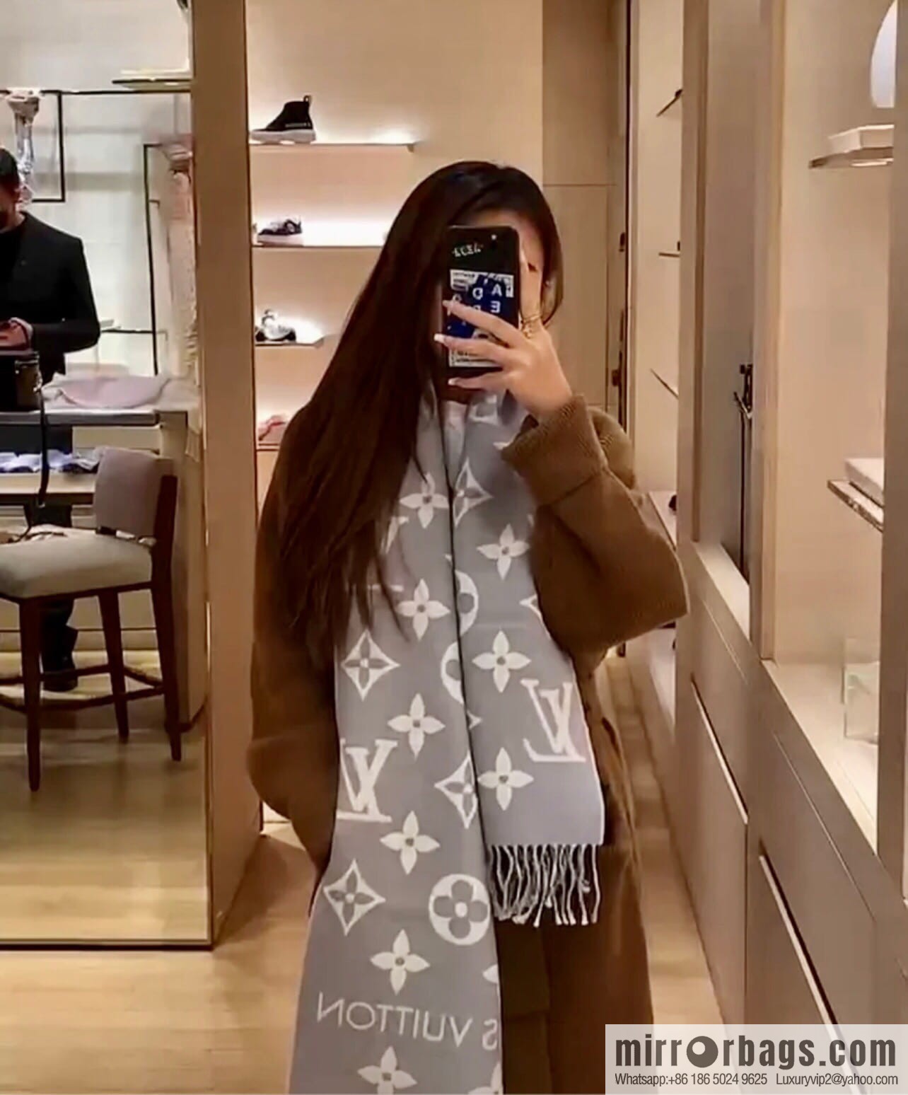 LV Louis Vuitton Essential Letter Focusing Element 100% Wool Scarf
