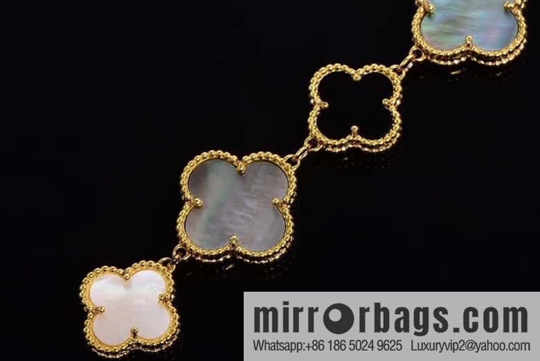 Van Cleef & Arpels -𝐕𝐚𝐧 𝐂𝐥𝐞𝐞𝐟 & 𝐀𝐫𝐩𝐞𝐥𝐬 Alhambra bracelet Swiss quartz watch