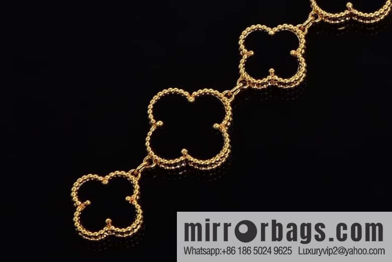 Van Cleef & Arpels -𝐕𝐚𝐧 𝐂𝐥𝐞𝐞𝐟 & 𝐀𝐫𝐩𝐞𝐥𝐬 Alhambra bracelet Swiss quartz watch