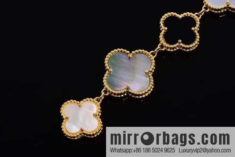 Van Cleef & Arpels -𝐕𝐚𝐧 𝐂𝐥𝐞𝐞𝐟 & 𝐀𝐫𝐩𝐞𝐥𝐬 Alhambra bracelet Swiss quartz watch