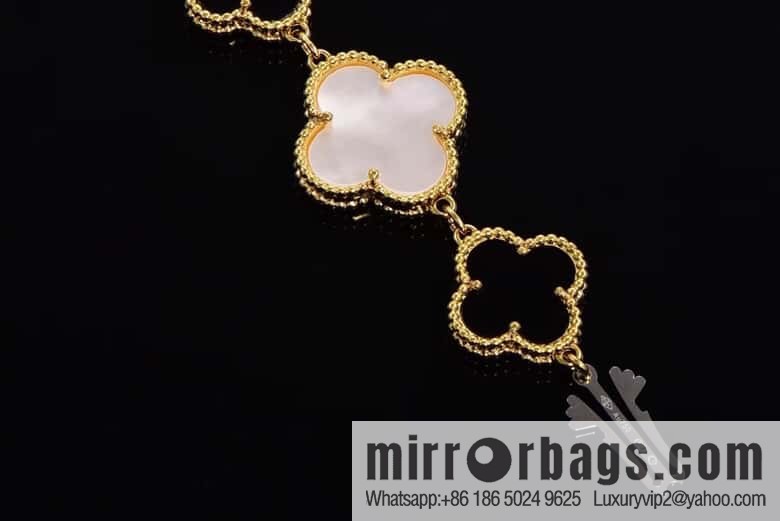 Van Cleef & Arpels -𝐕𝐚𝐧 𝐂𝐥𝐞𝐞𝐟 & 𝐀𝐫𝐩𝐞𝐥𝐬 Alhambra bracelet Swiss quartz watch