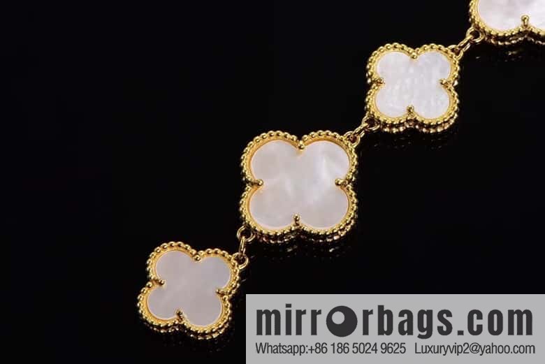 Van Cleef & Arpels -𝐕𝐚𝐧 𝐂𝐥𝐞𝐞𝐟 & 𝐀𝐫𝐩𝐞𝐥𝐬 Alhambra bracelet Swiss quartz watch