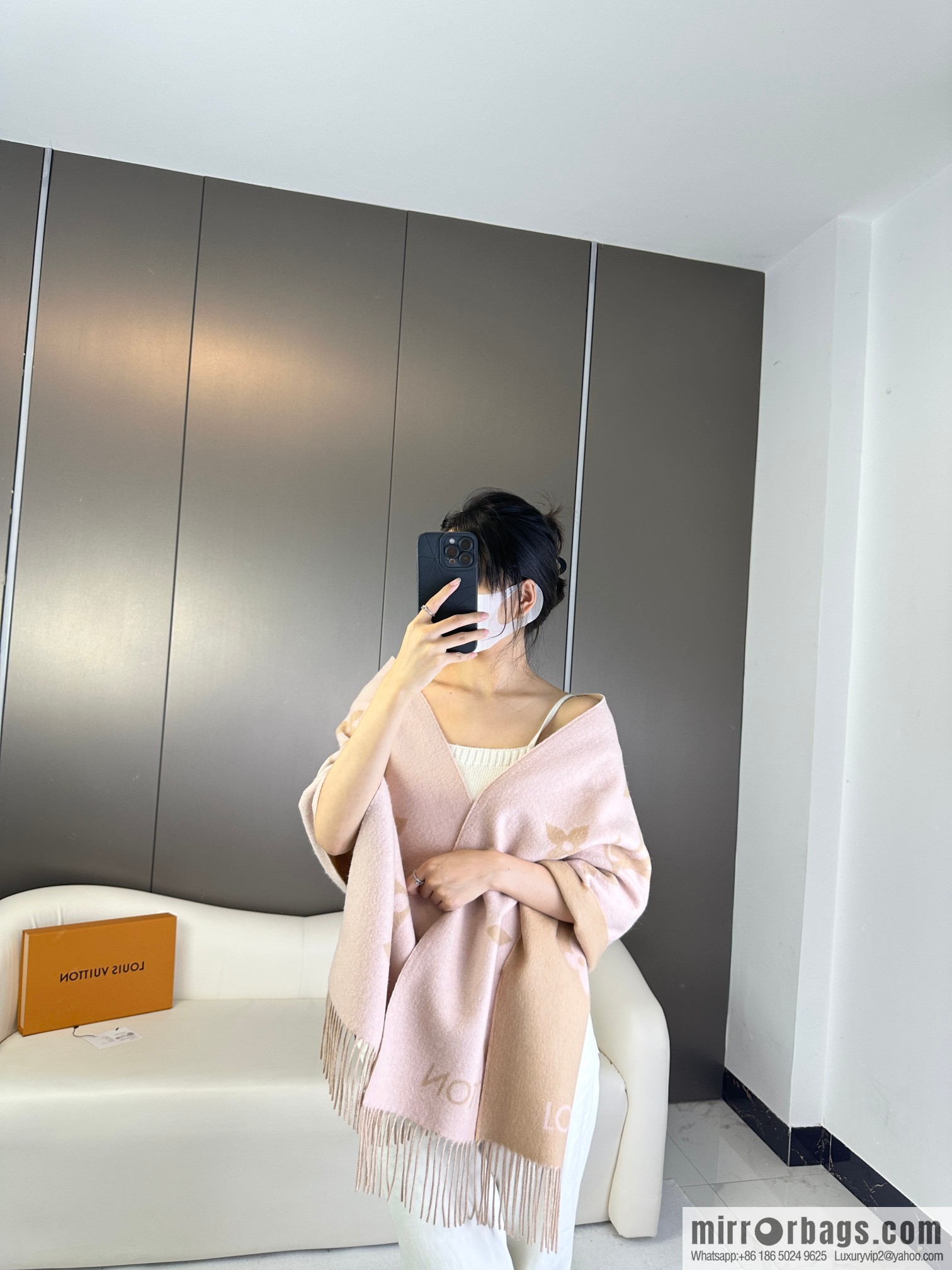 LV Huo Siyan's latest pink milk tea scarf