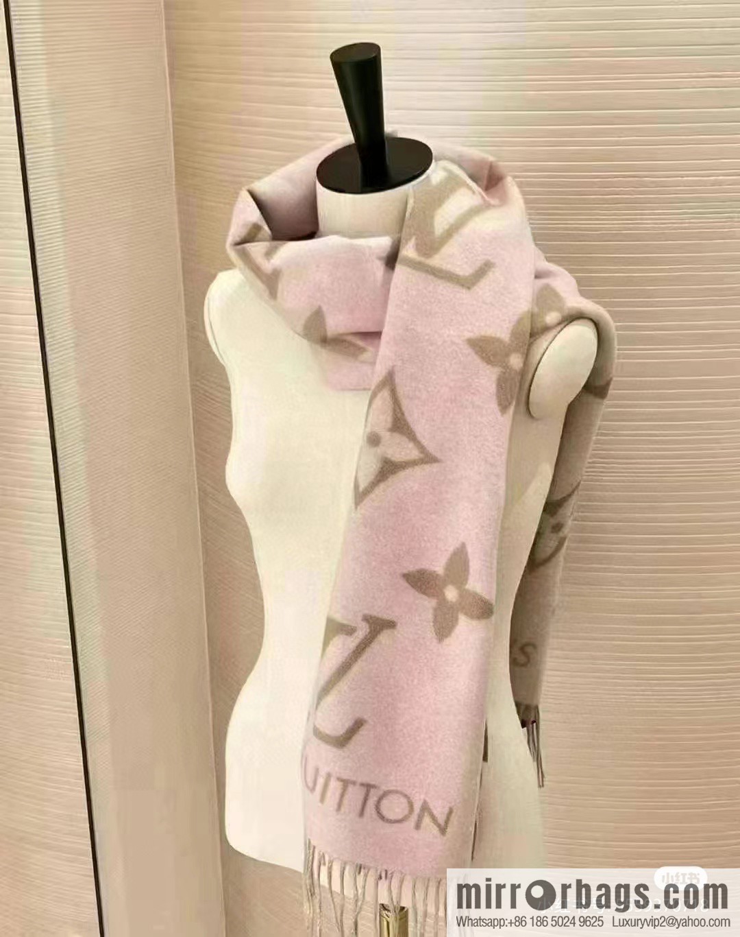 LV Huo Siyan's latest pink milk tea scarf