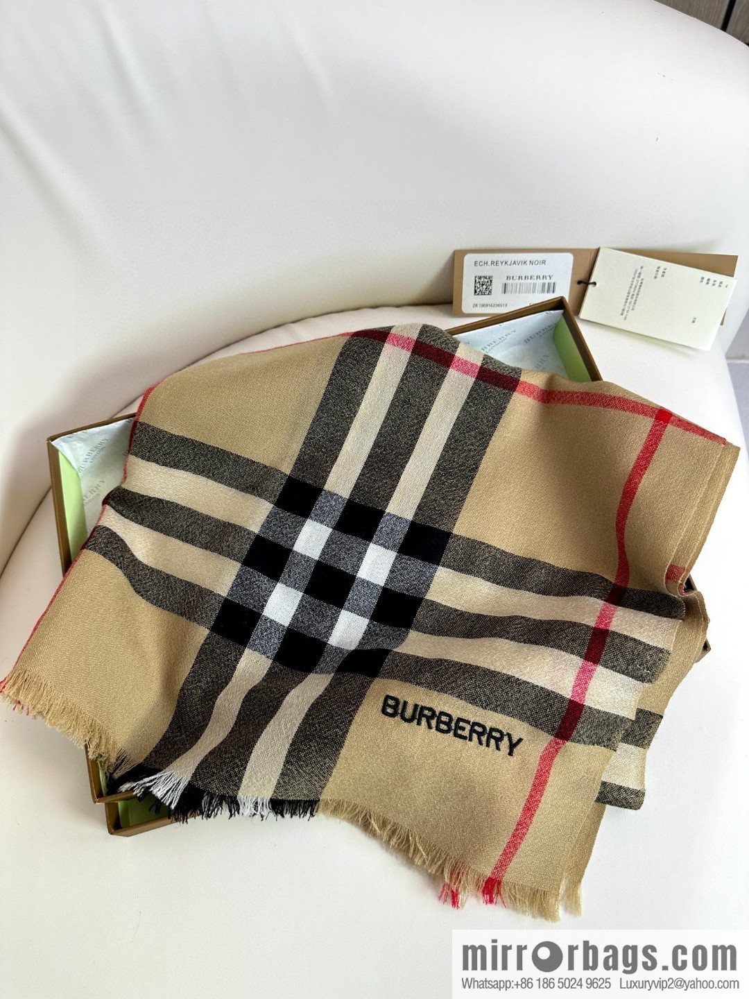 Burberry, the latest classic blend collection, English checked cashmere scarf