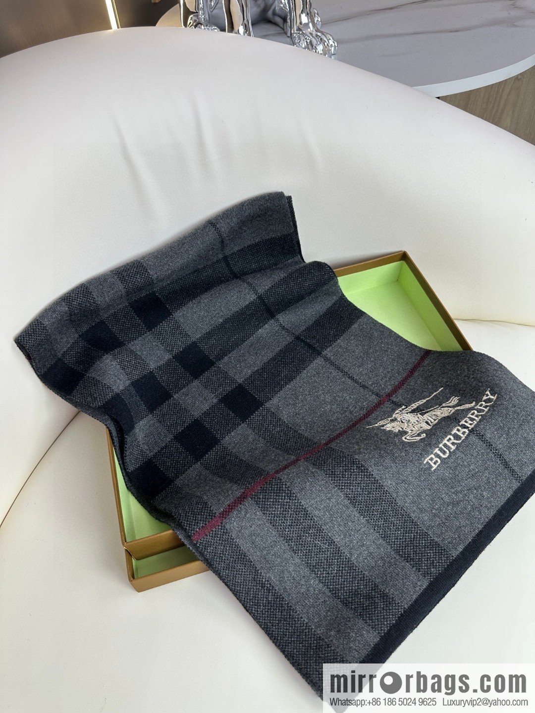 Burberry, classic warhorse plaid, high-end men's scarf