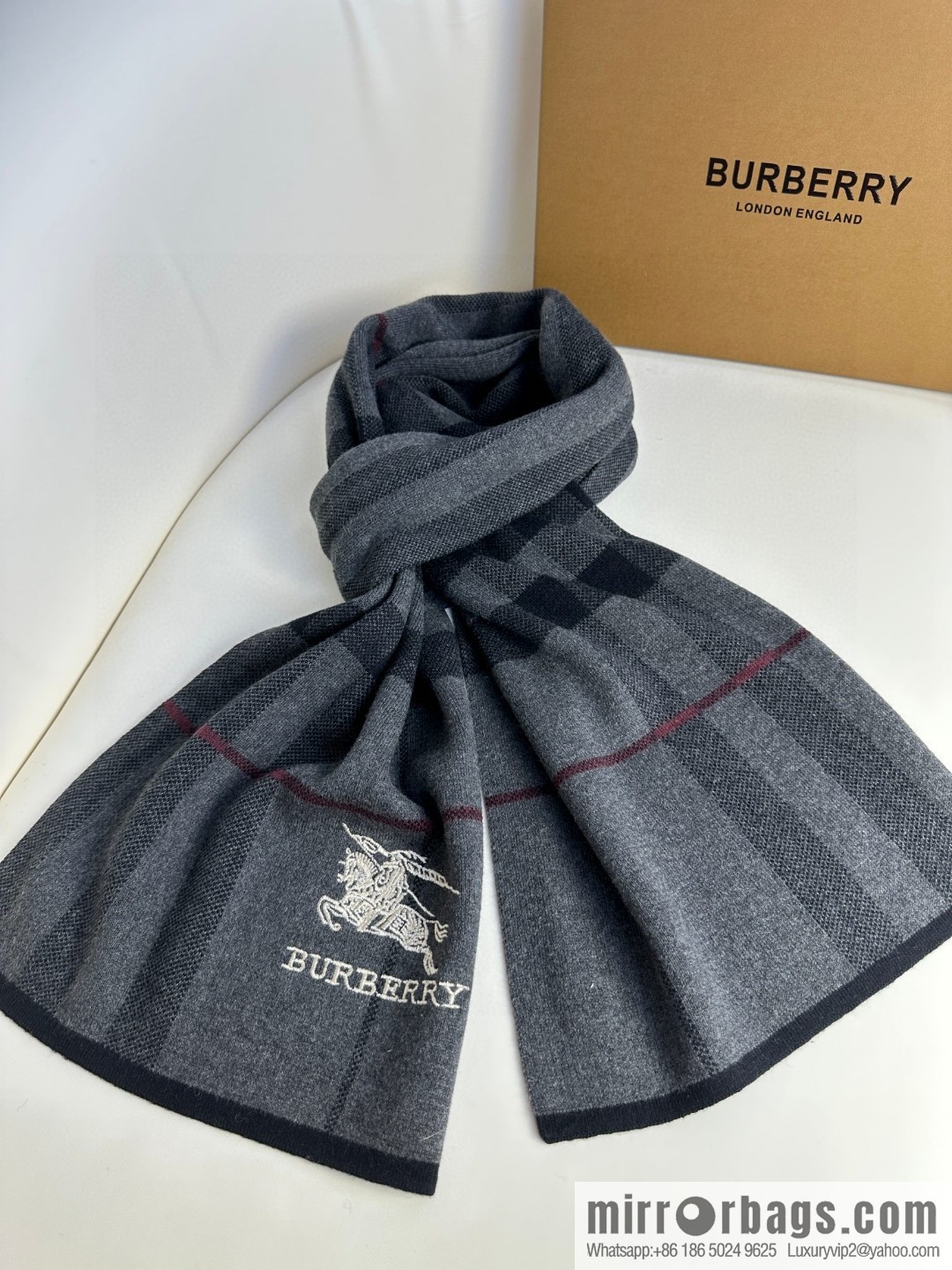 Burberry, classic warhorse plaid, high-end men's scarf