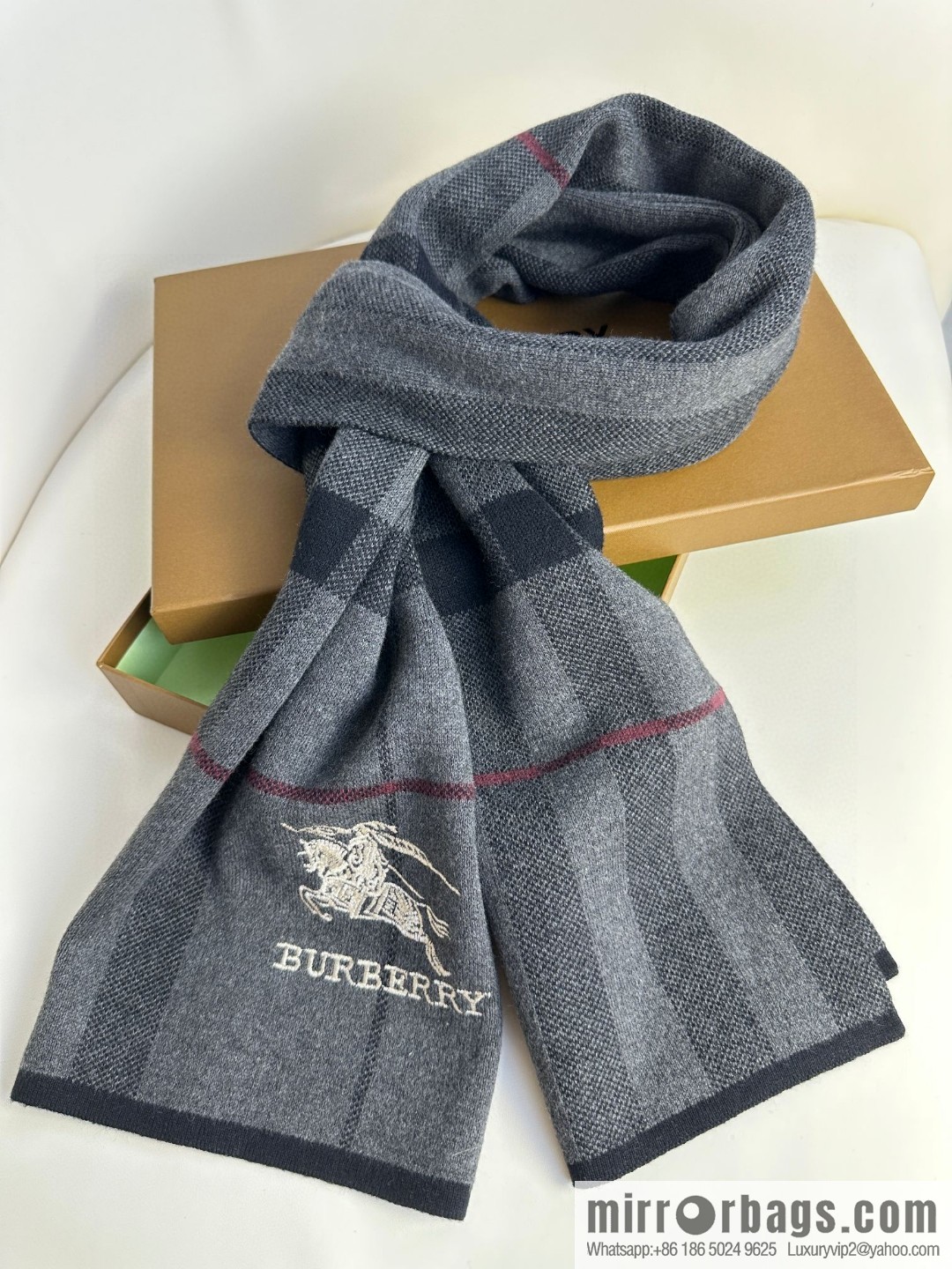 Burberry, classic warhorse plaid, high-end men's scarf