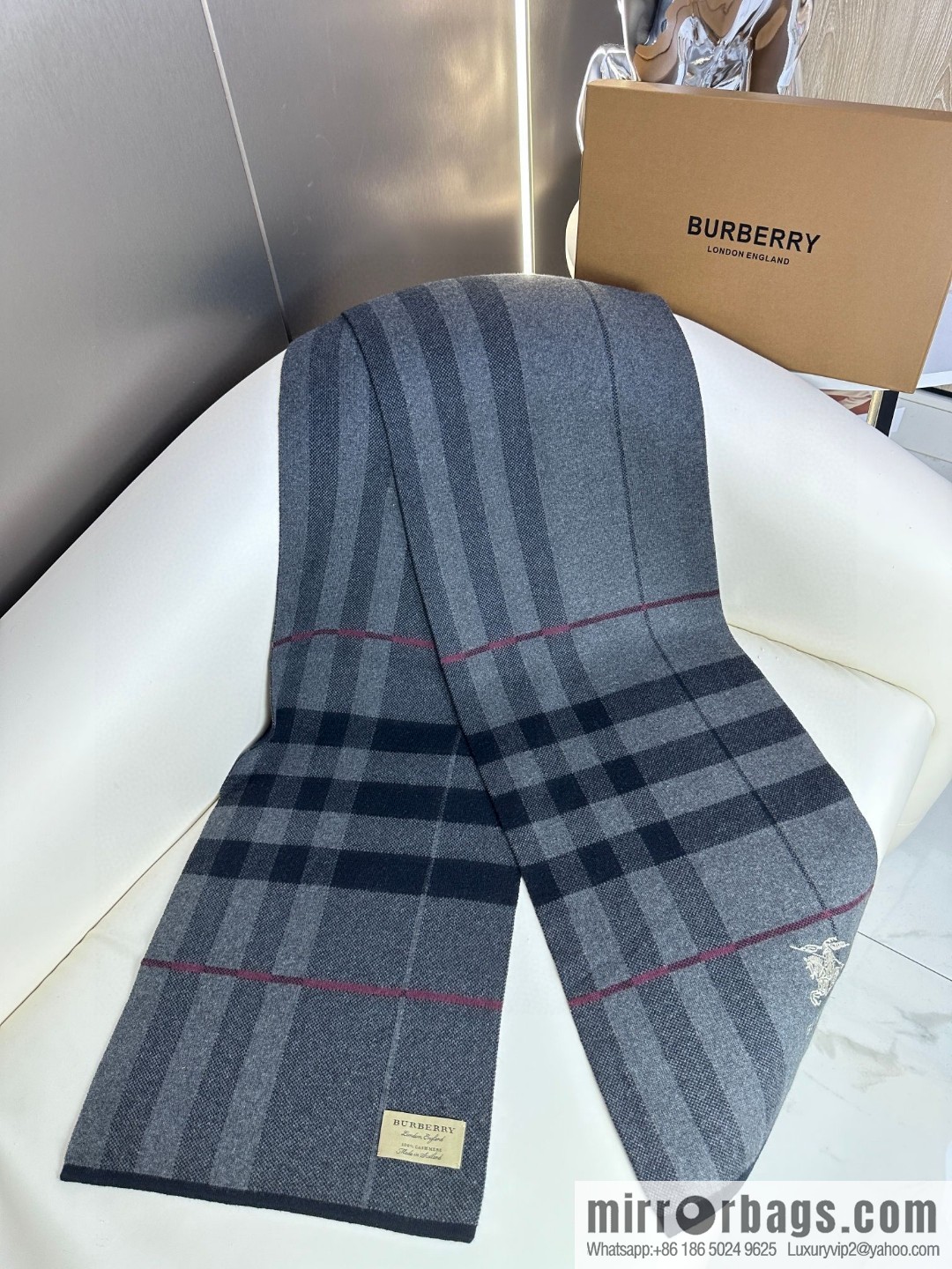 Burberry, classic warhorse plaid, high-end men's scarf