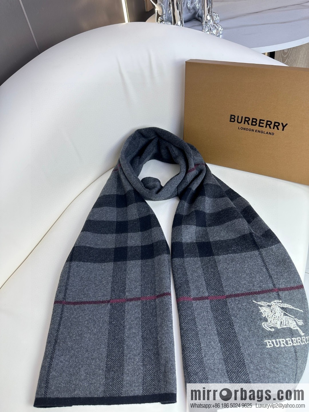 Burberry, classic warhorse plaid, high-end men's scarf