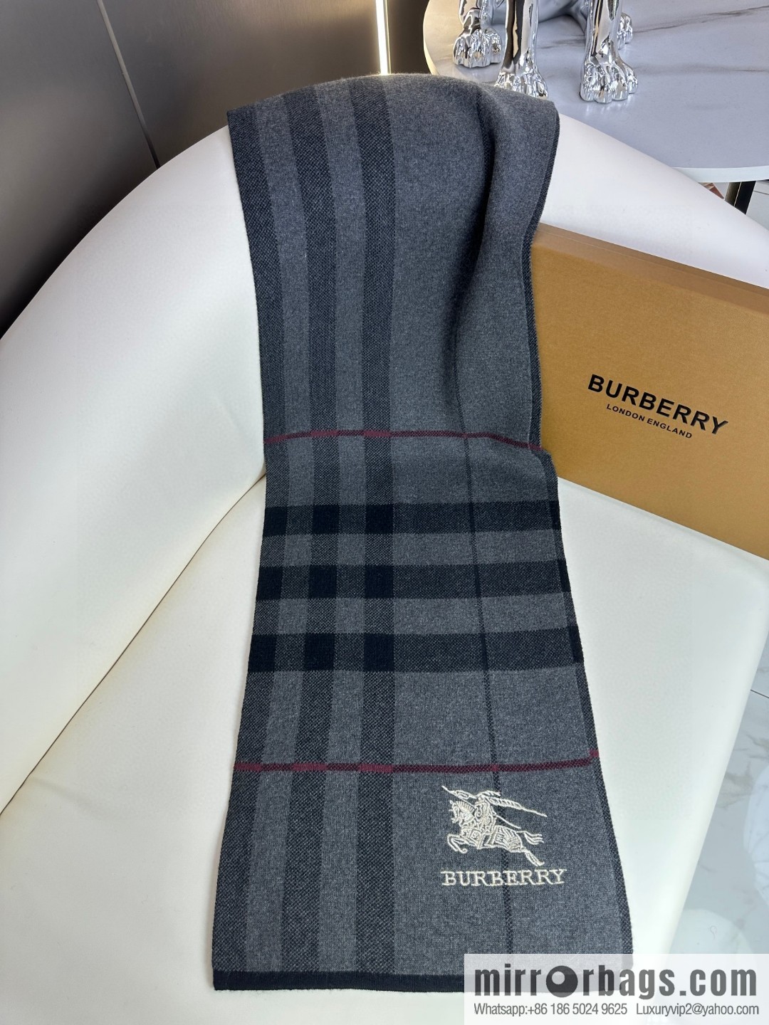 Burberry, classic warhorse plaid, high-end men's scarf