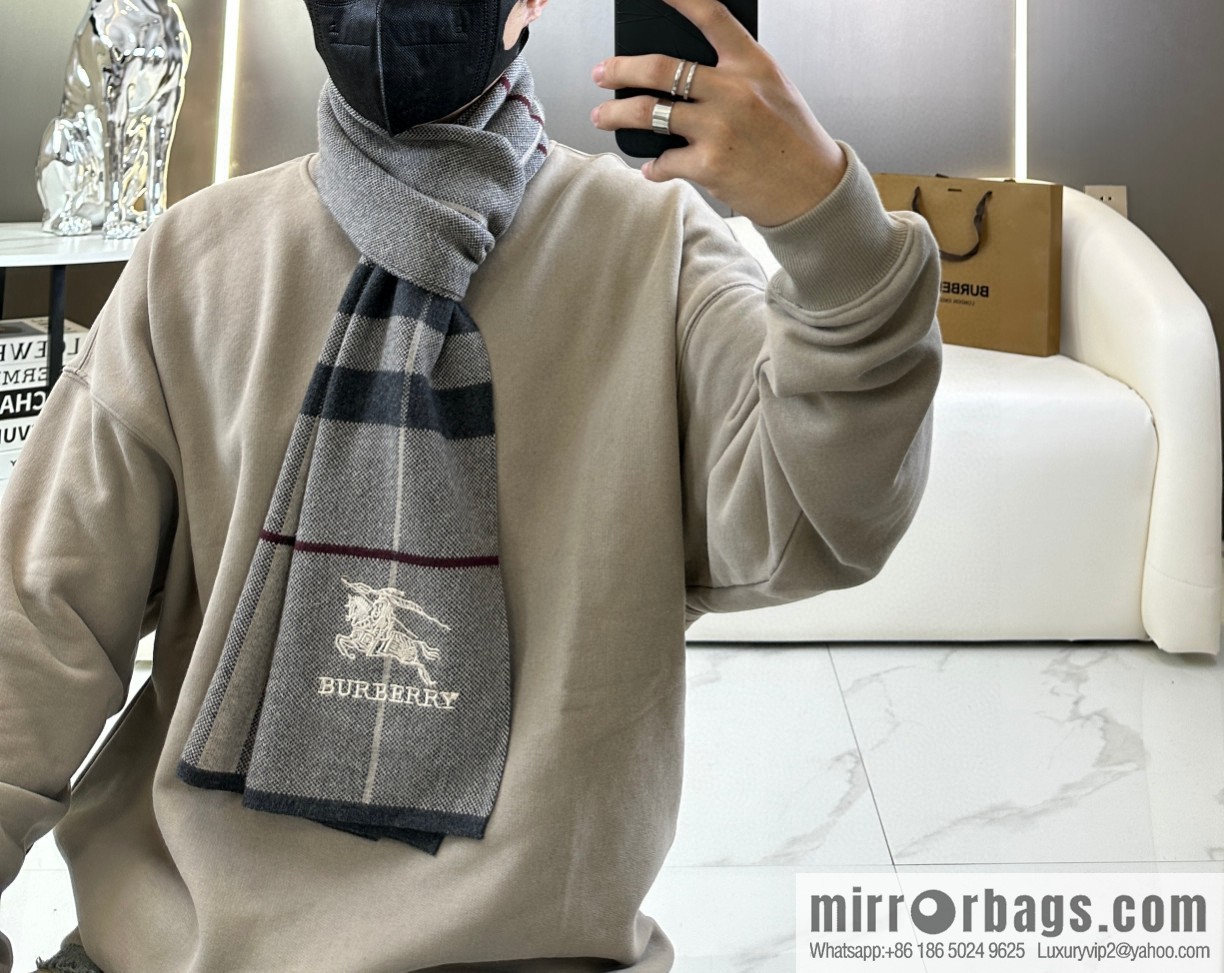 Burberry, classic warhorse plaid, high-end men's scarf