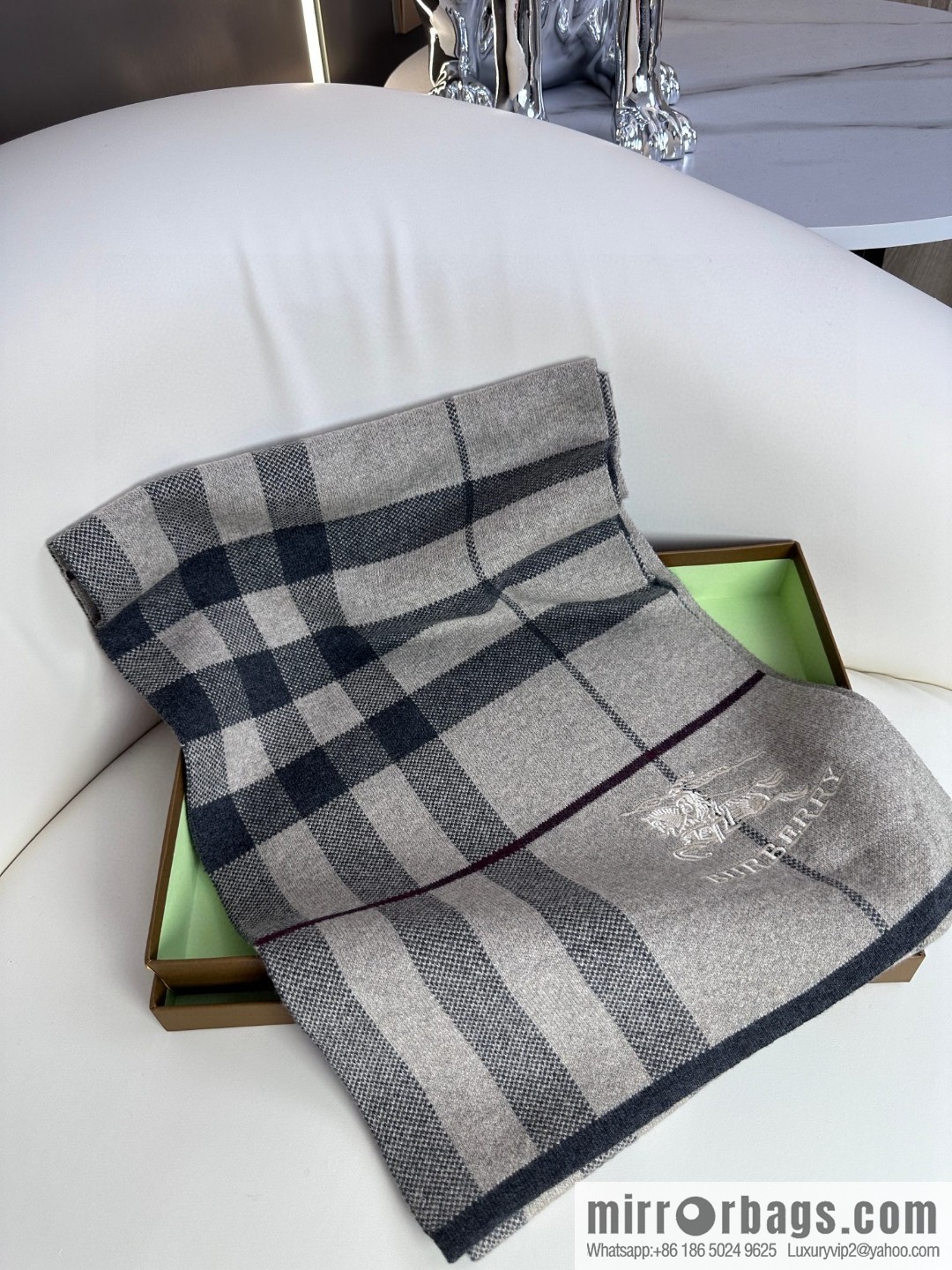 Burberry, classic warhorse plaid, high-end men's scarf