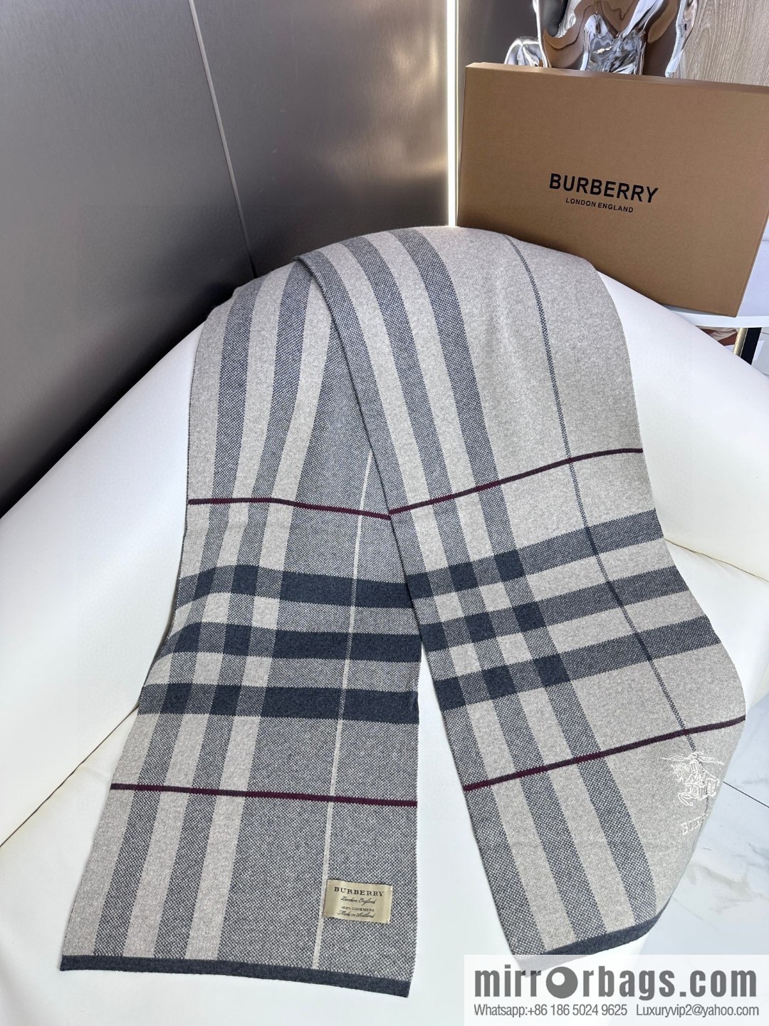 Burberry, classic warhorse plaid, high-end men's scarf