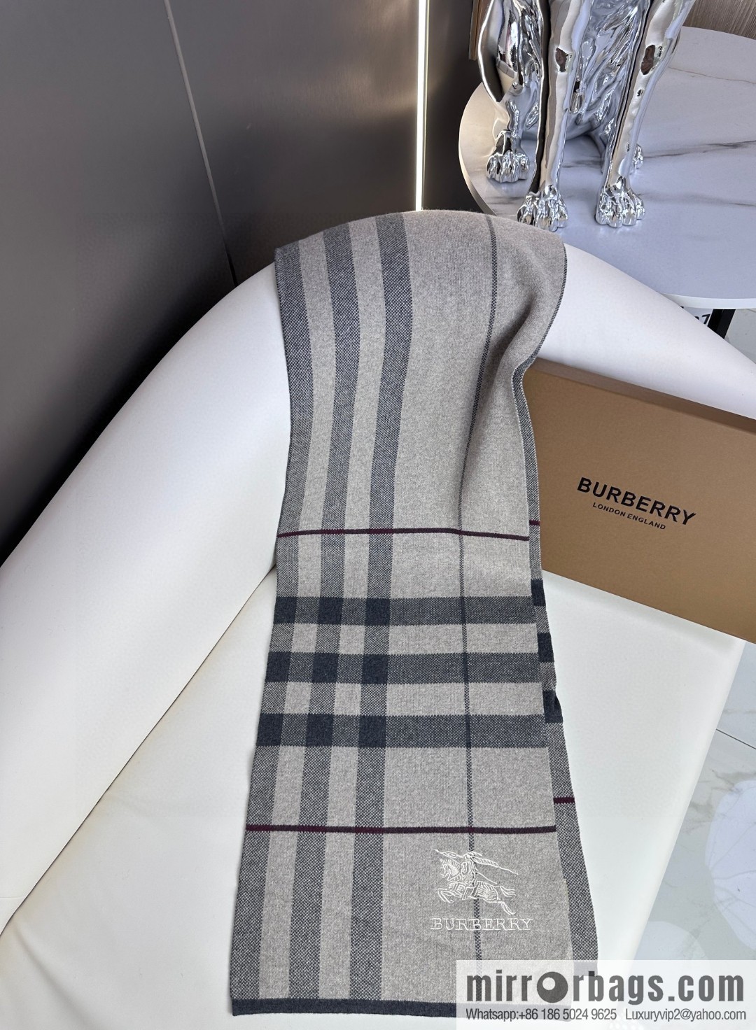 Burberry, classic warhorse plaid, high-end men's scarf
