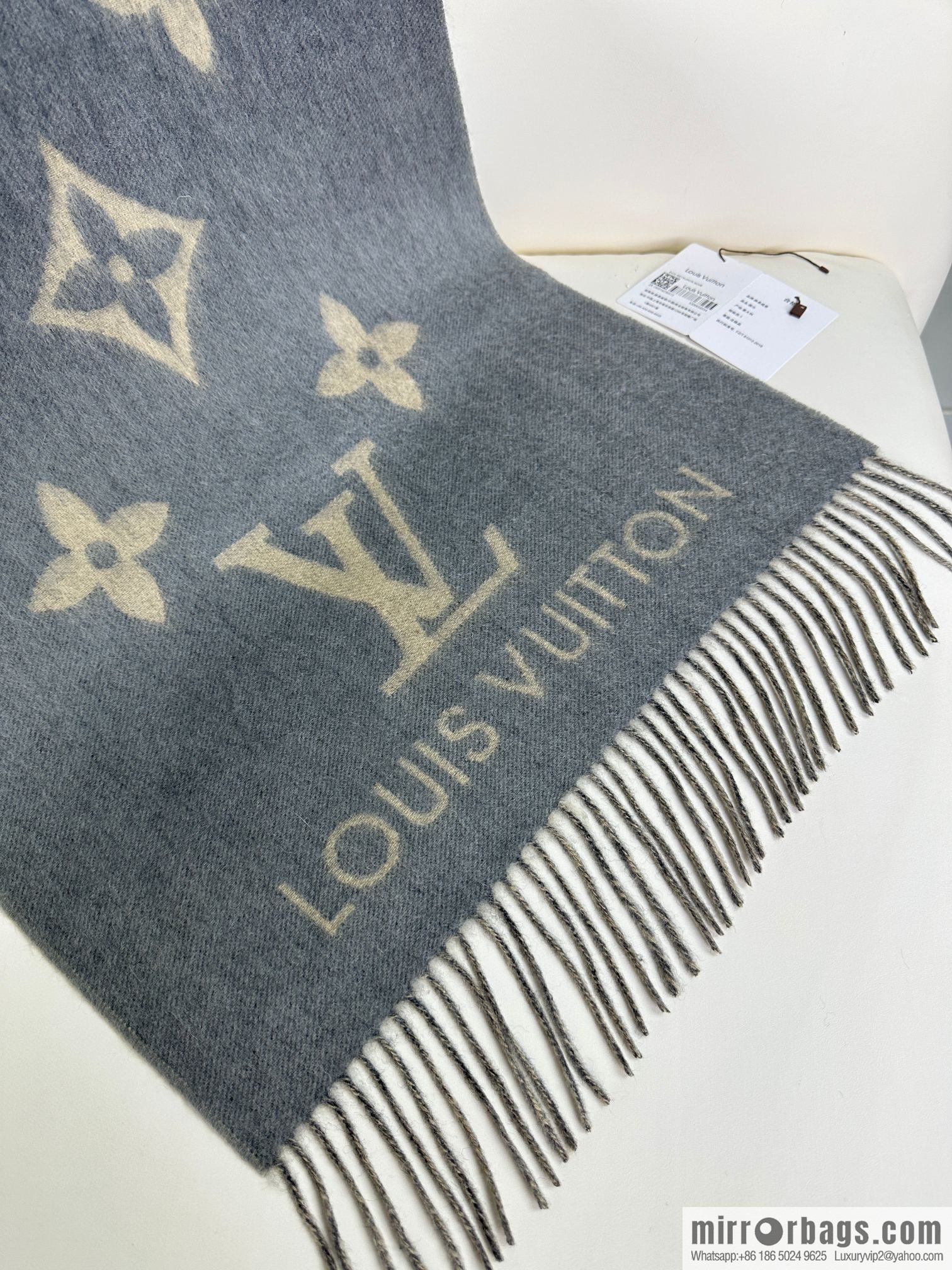 LV 𝑹𝒆𝒚𝒌𝒋𝒂𝒗𝒊𝒌 Double Sided Cashmere Scarf