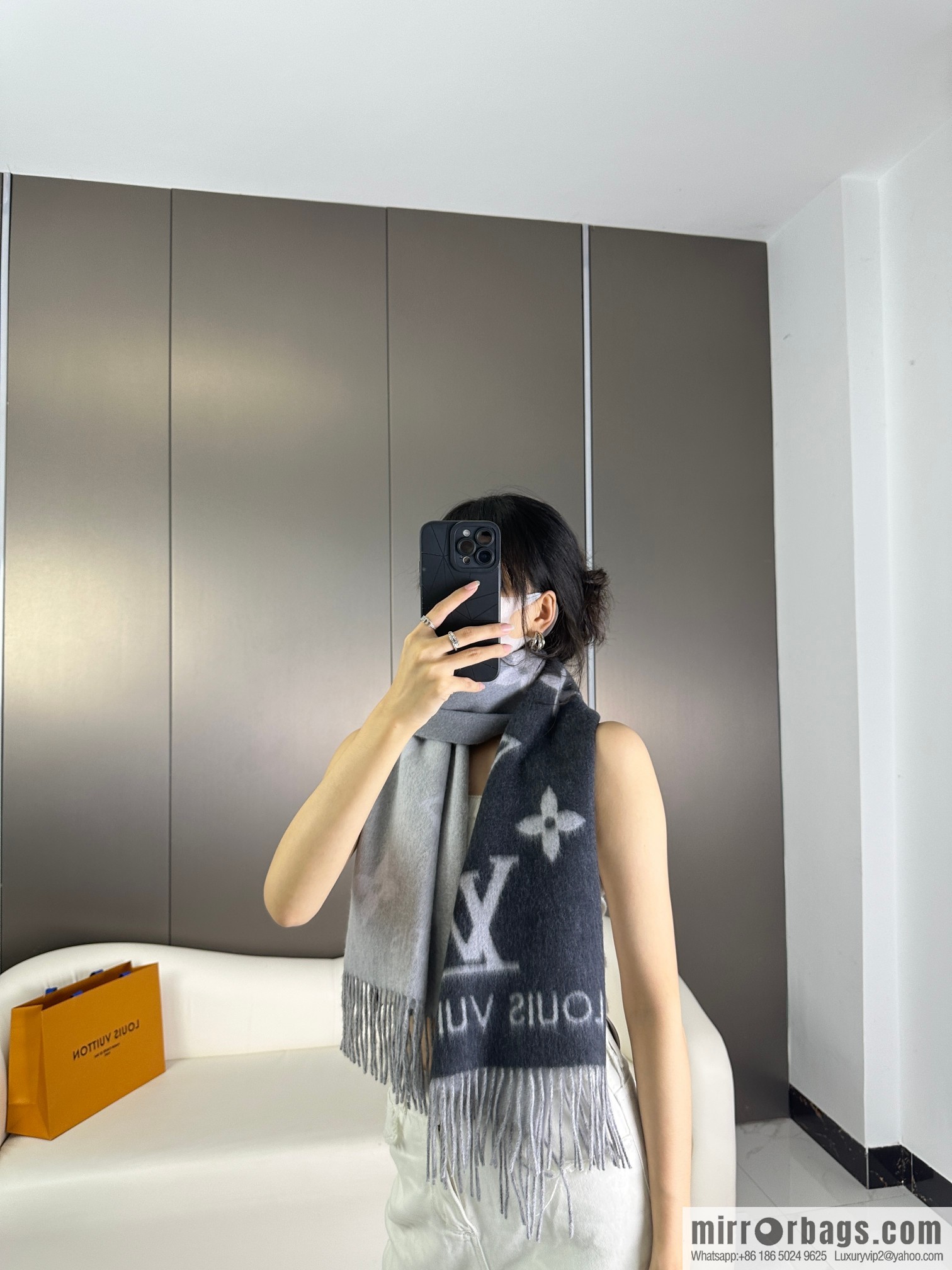 LV 𝑹𝒆𝒚𝒌𝒋𝒂𝒗𝒊𝒌 Double Sided Cashmere Scarf