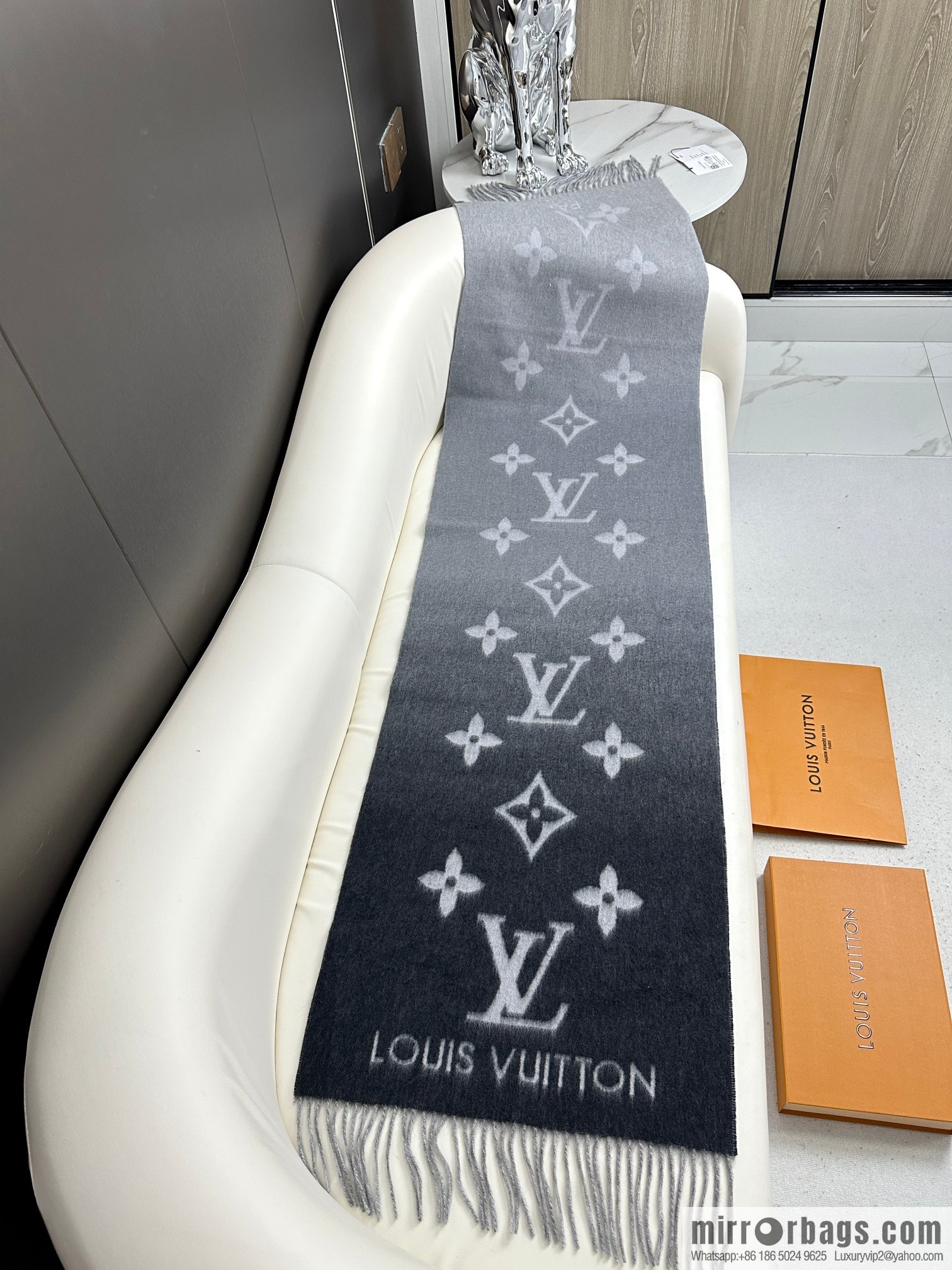 LV 𝑹𝒆𝒚𝒌𝒋𝒂𝒗𝒊𝒌 Double Sided Cashmere Scarf