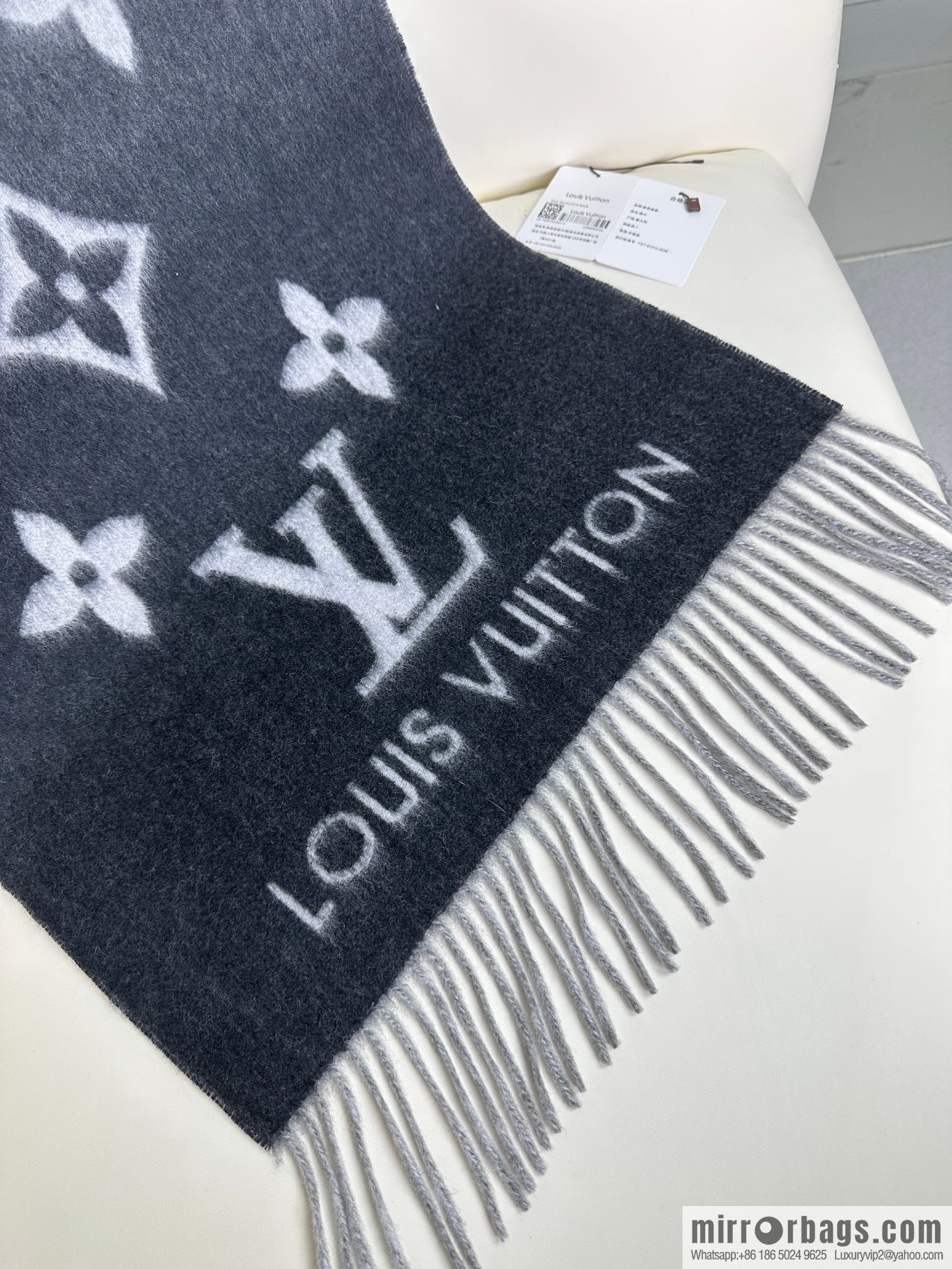 LV 𝑹𝒆𝒚𝒌𝒋𝒂𝒗𝒊𝒌 Double Sided Cashmere Scarf