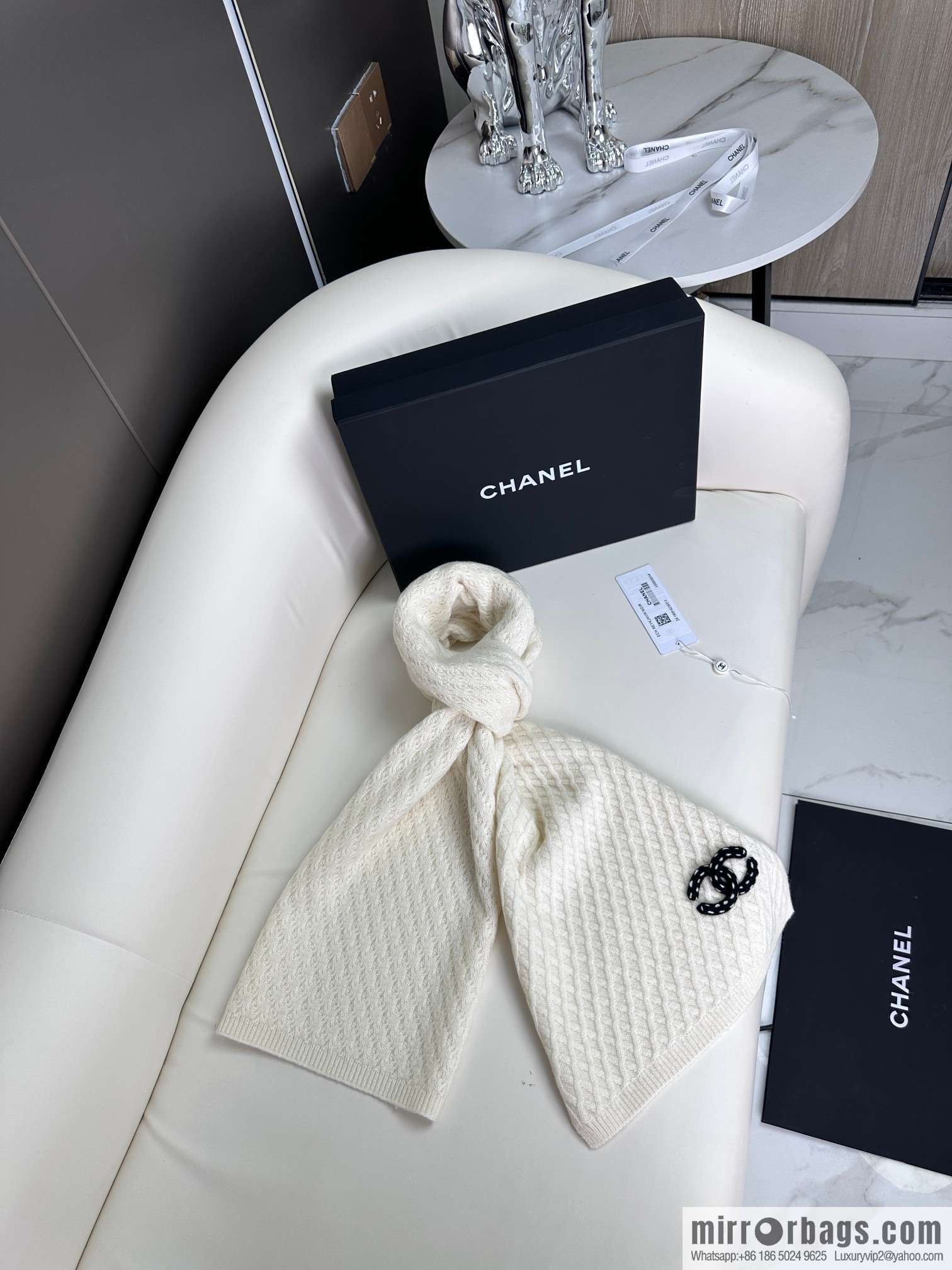 CHANEL New Chanel new product, rhombus logo scarf.
