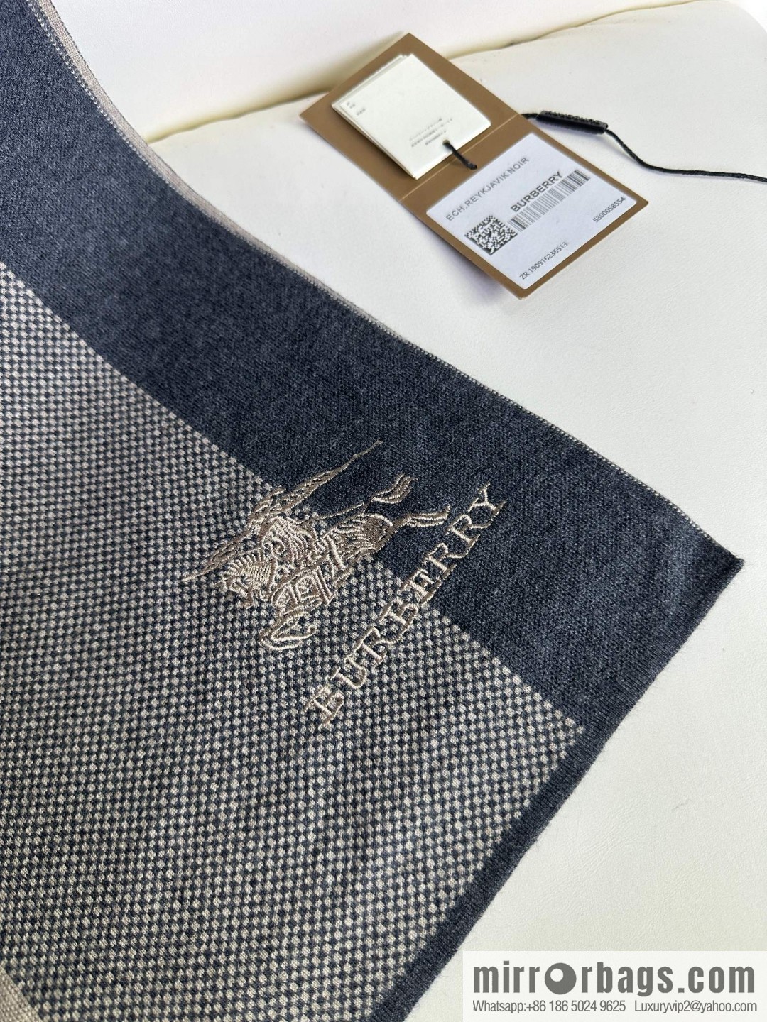 Burberry, classic warhorse plaid, high-end men's scarf