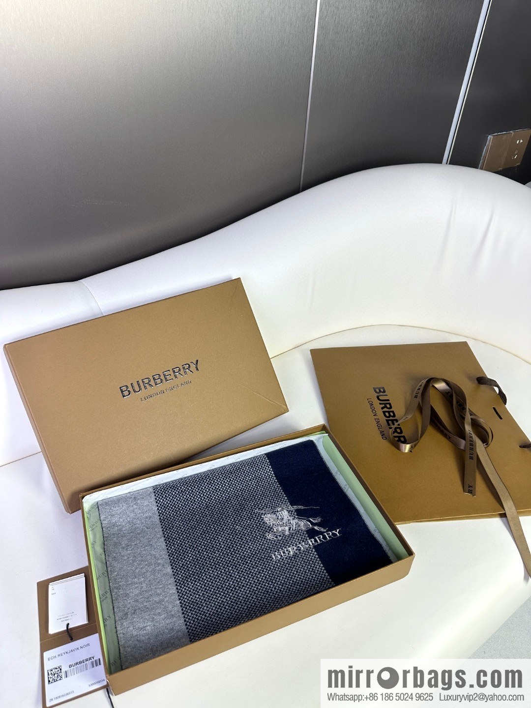 Burberry, classic warhorse plaid, high-end men's scarf