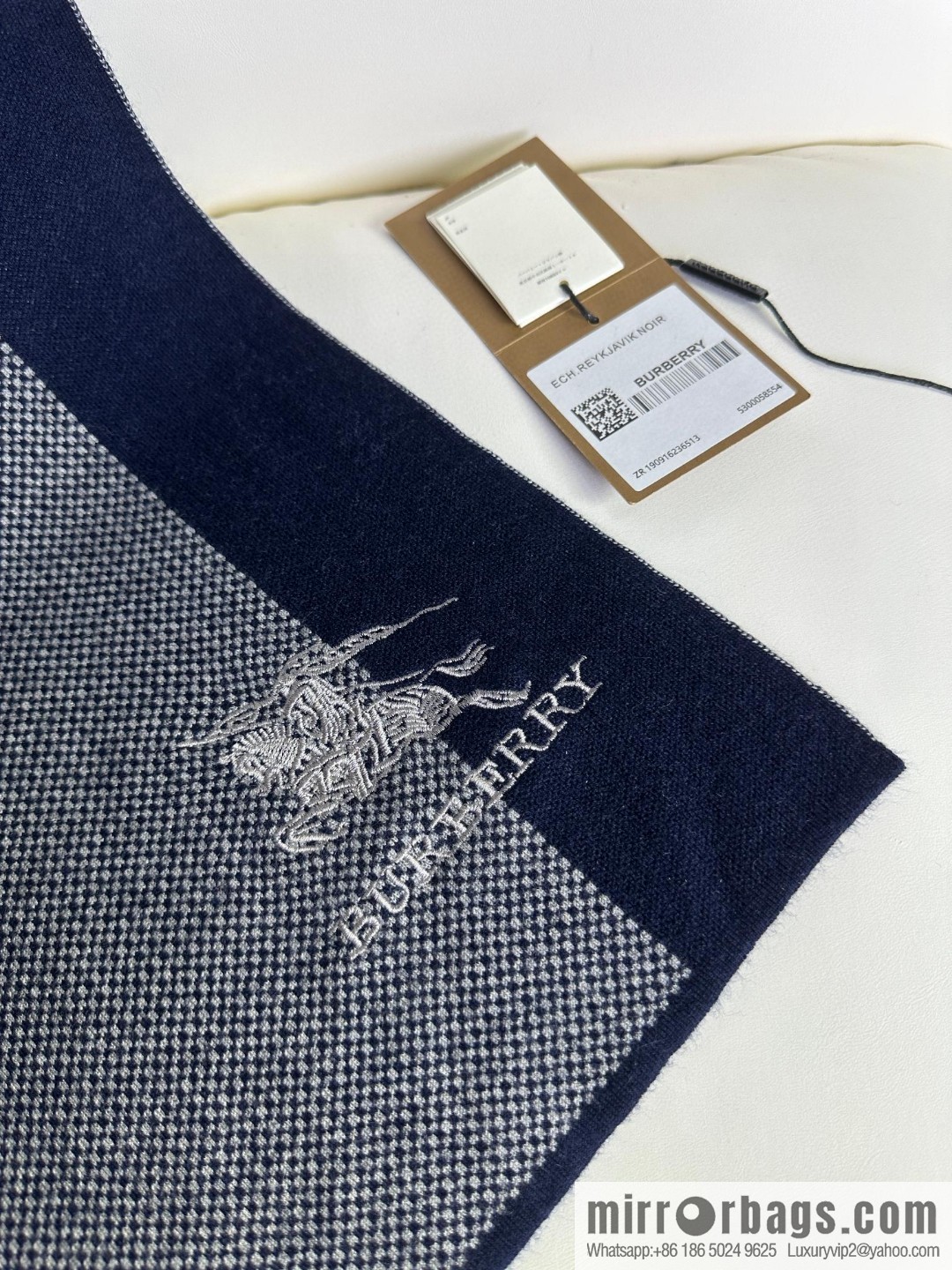 Burberry, classic warhorse plaid, high-end men's scarf