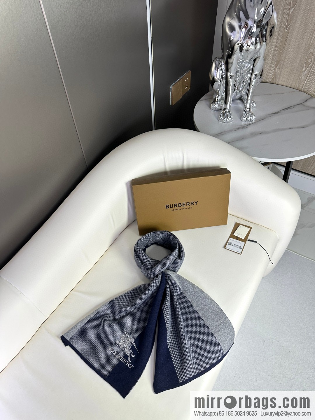 Burberry, classic warhorse plaid, high-end men's scarf