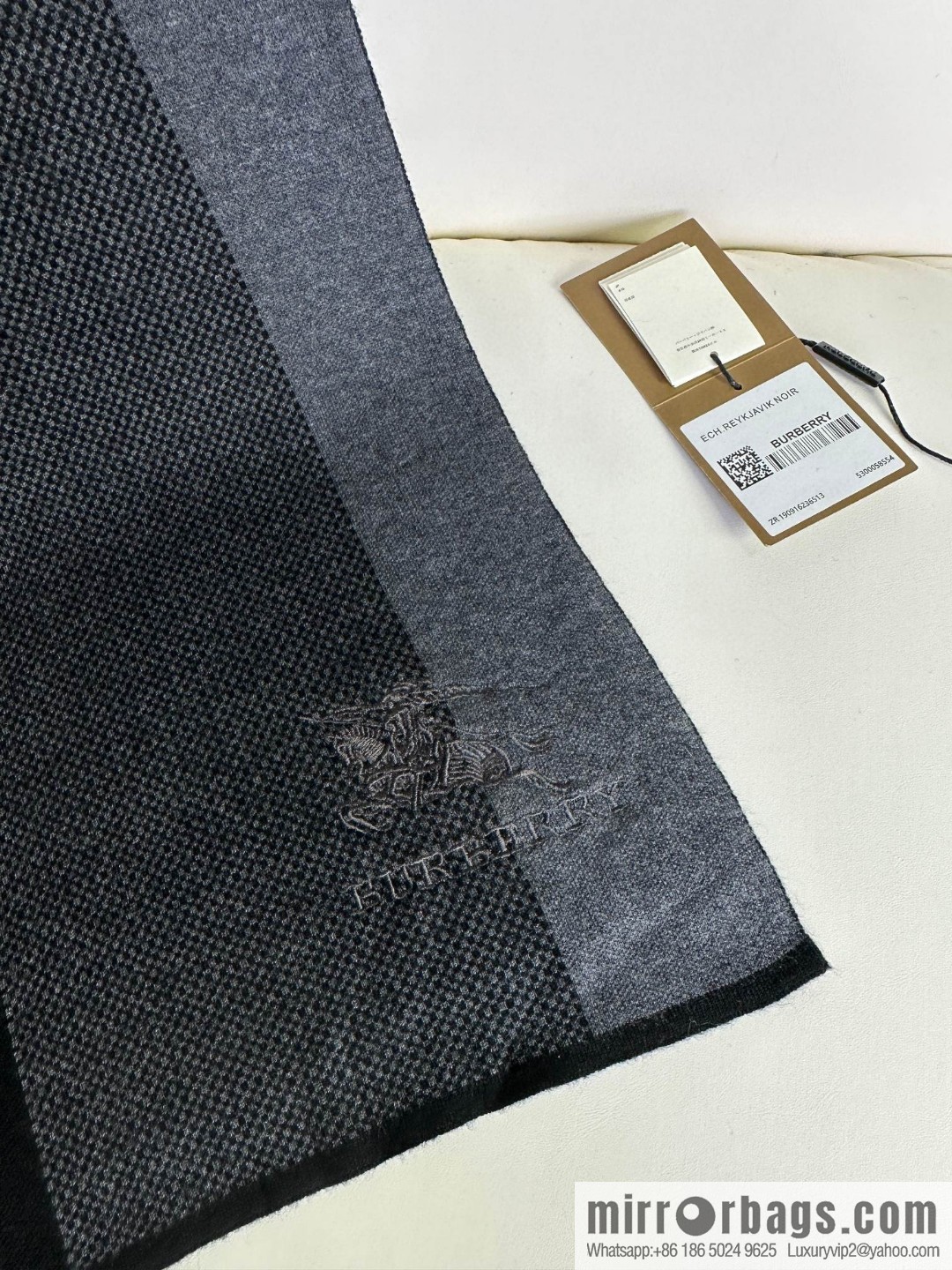 Burberry, classic warhorse plaid, high-end men's scarf