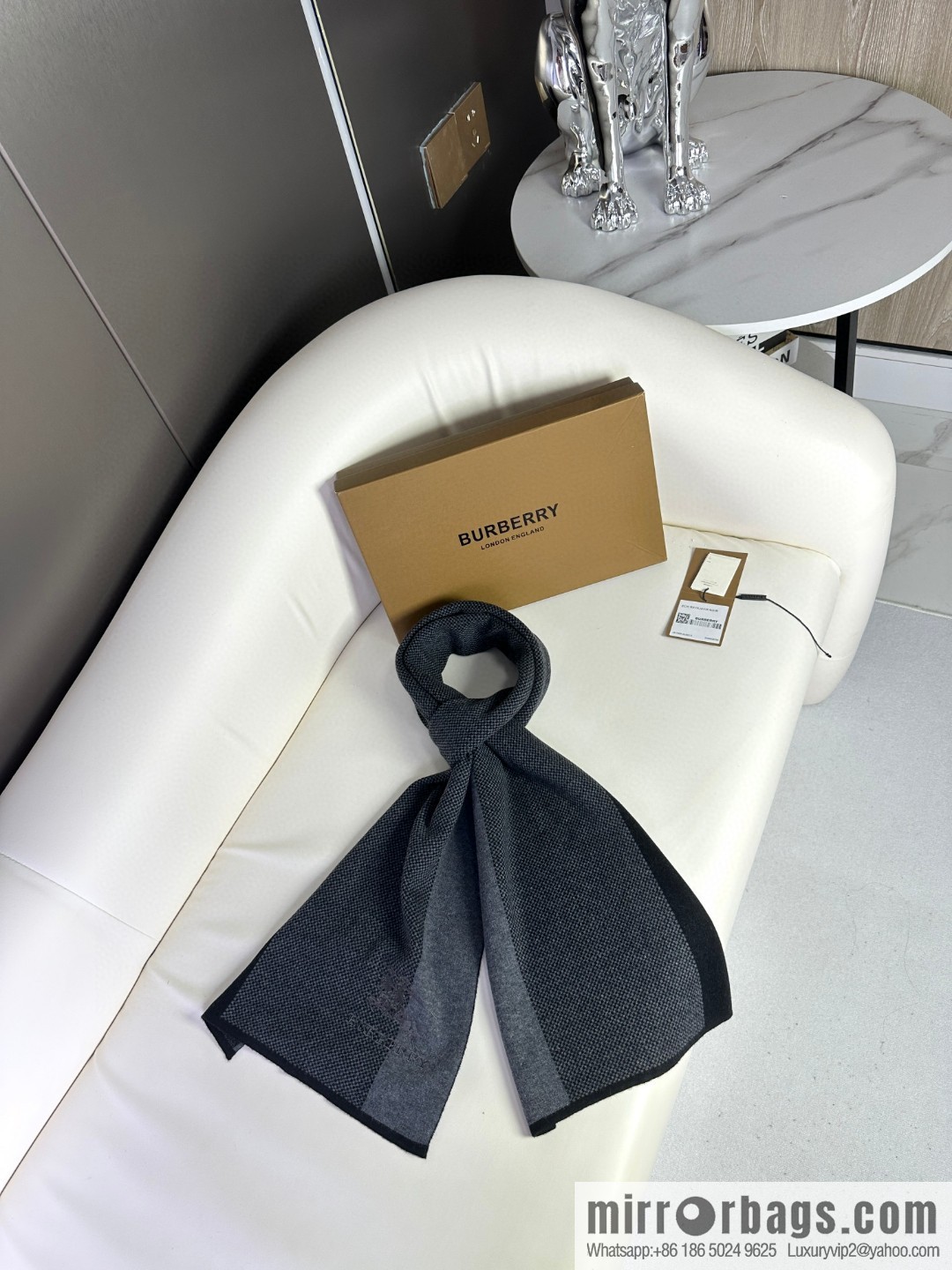 Burberry, classic warhorse plaid, high-end men's scarf