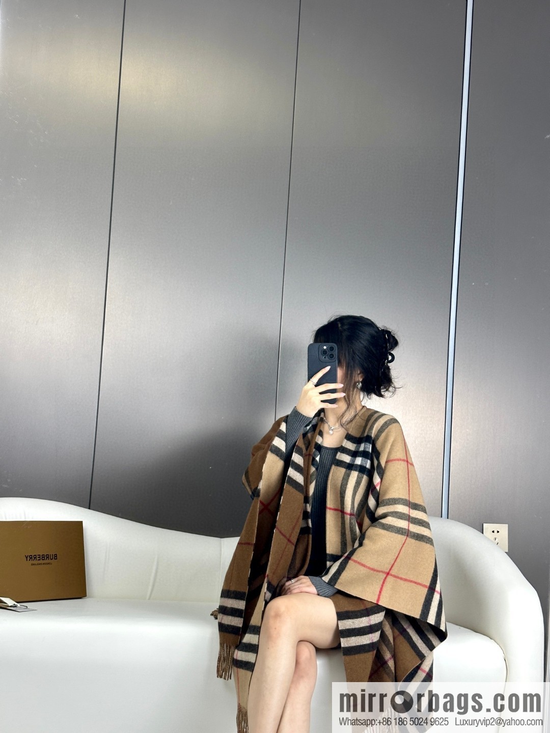 Burberry, the latest contrasting plaid jacquard cape