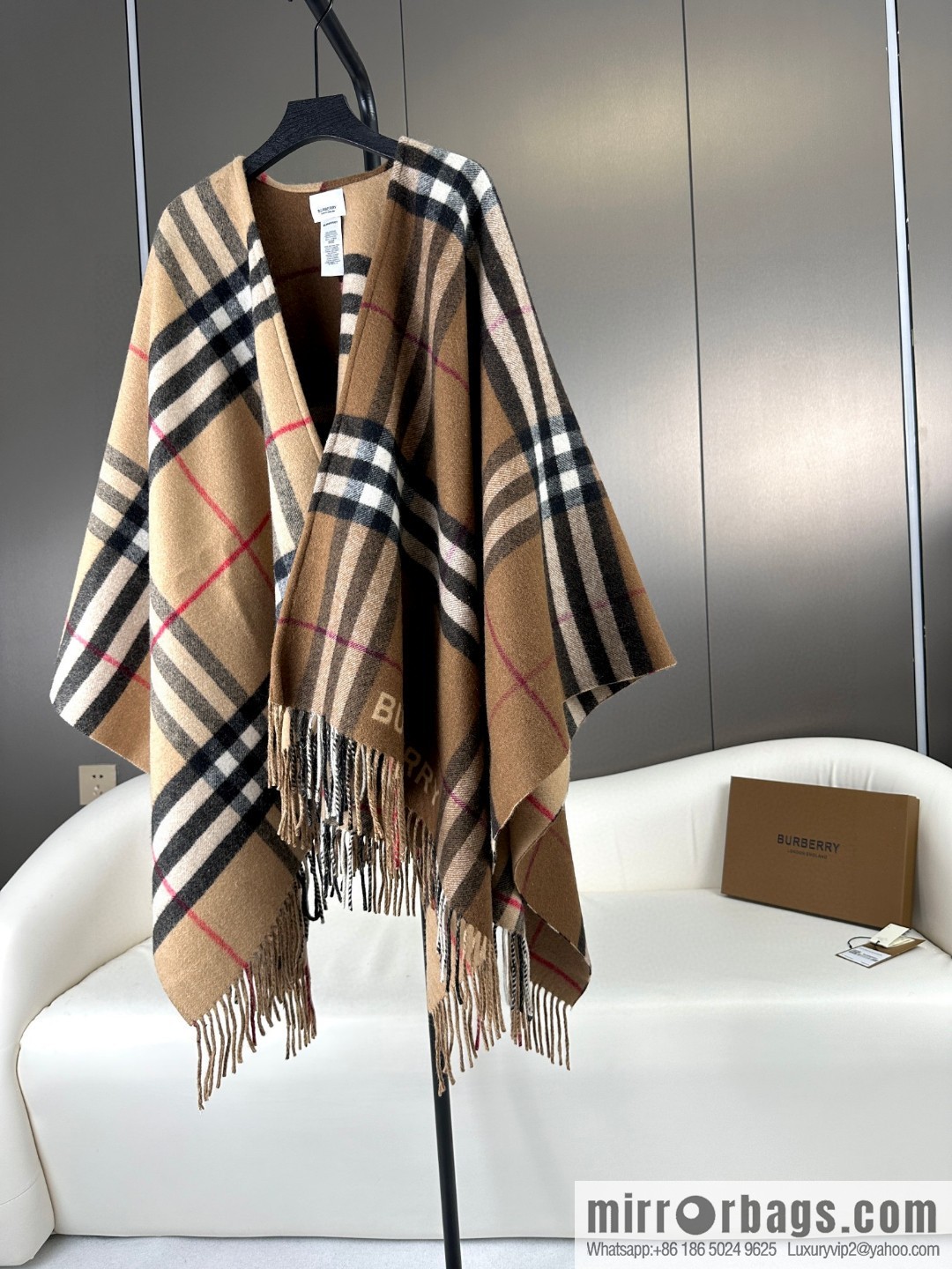 Burberry, the latest contrasting plaid jacquard cape