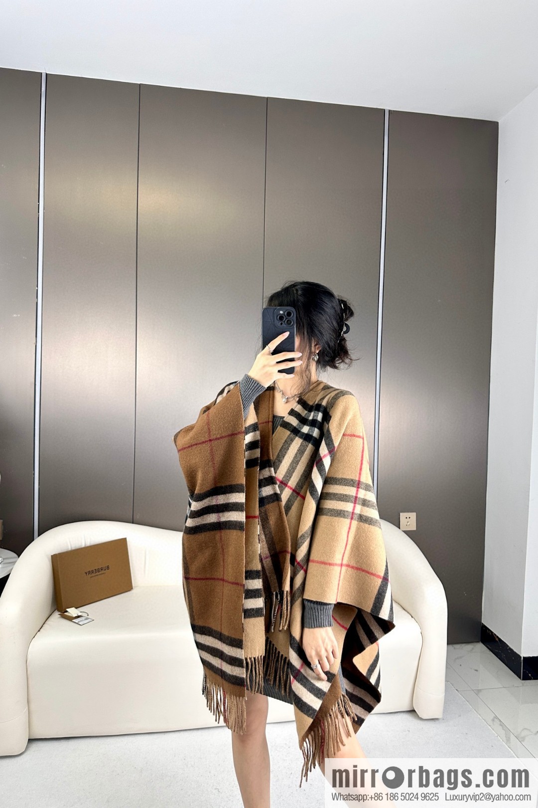 Burberry, the latest contrasting plaid jacquard cape