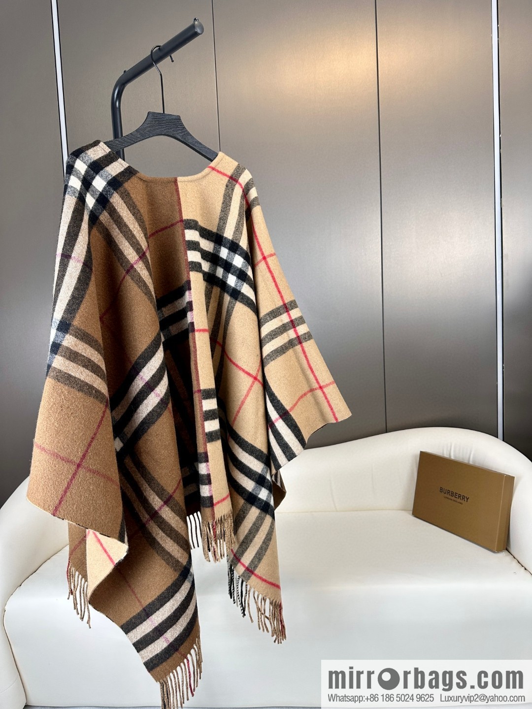 Burberry, the latest contrasting plaid jacquard cape