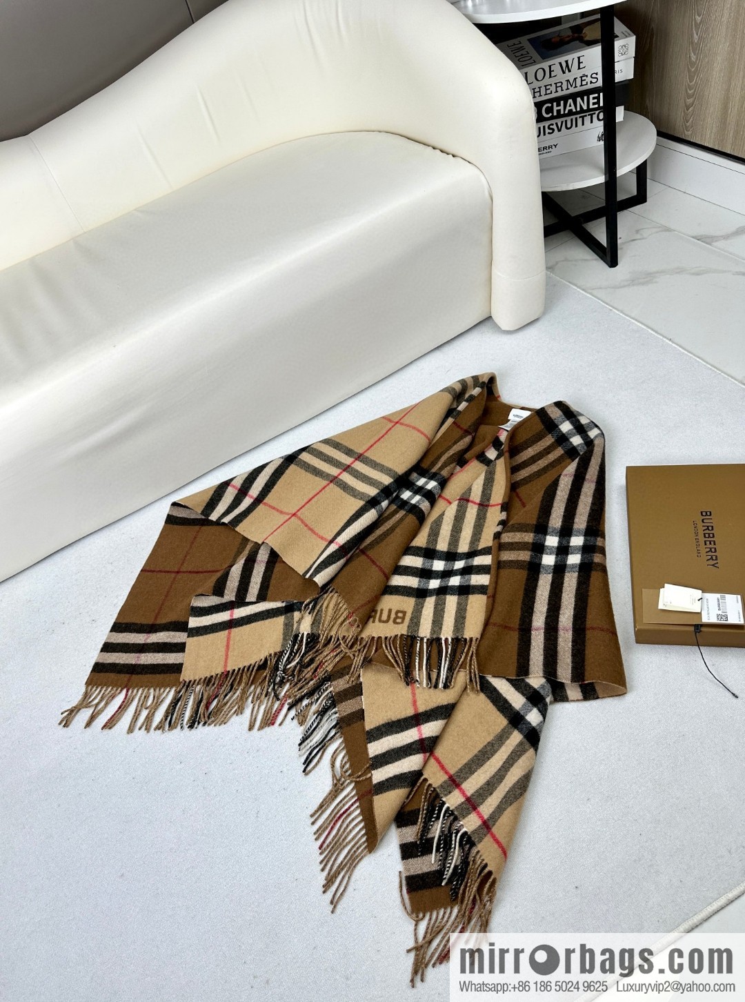 Burberry, the latest contrasting plaid jacquard cape