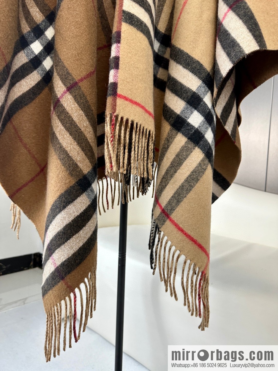 Burberry, the latest contrasting plaid jacquard cape