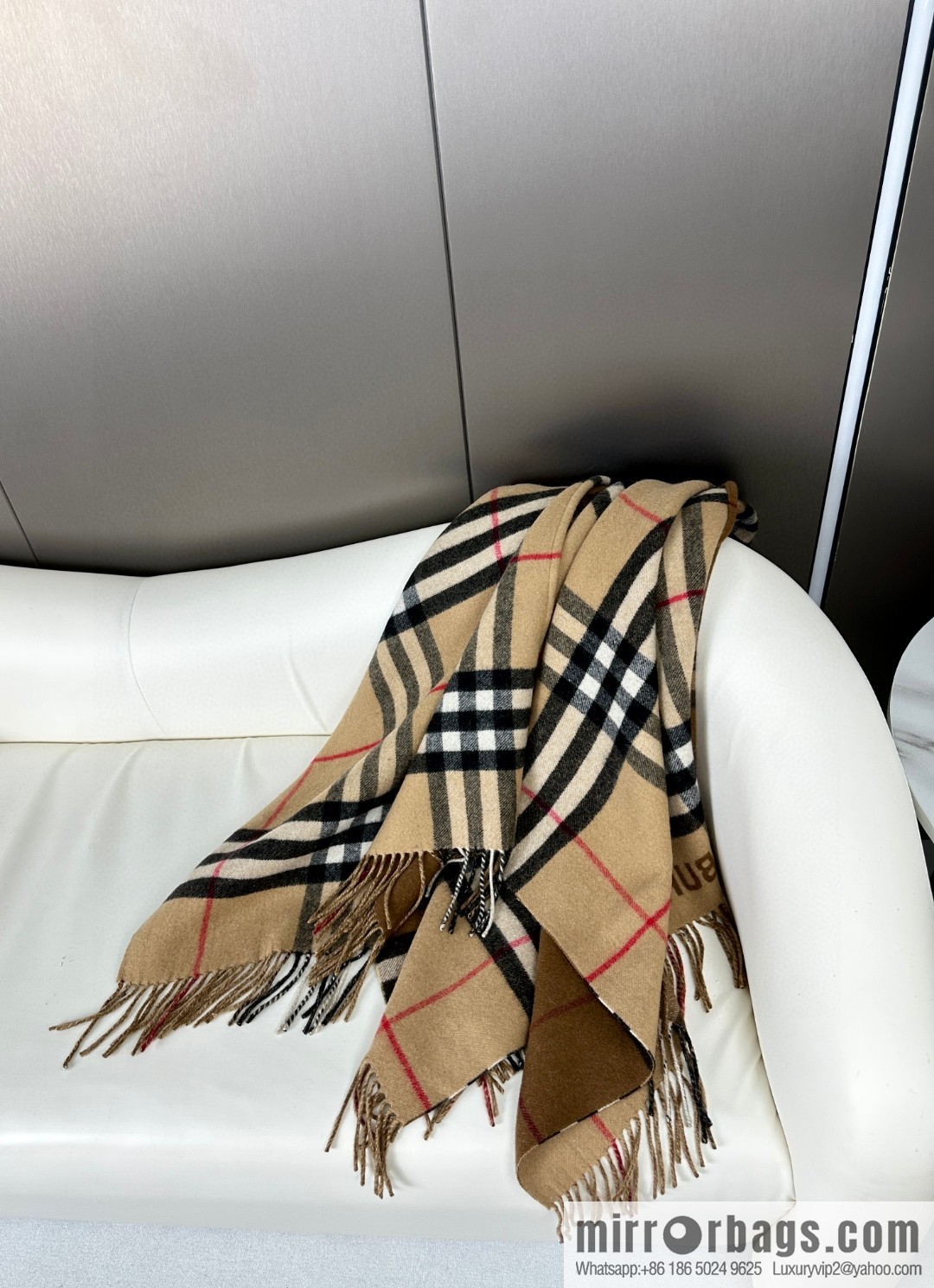 Burberry, the latest contrasting plaid jacquard cape