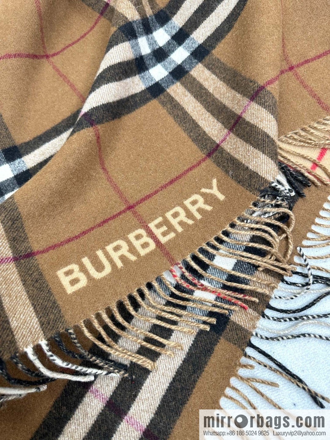 Burberry, the latest contrasting plaid jacquard cape
