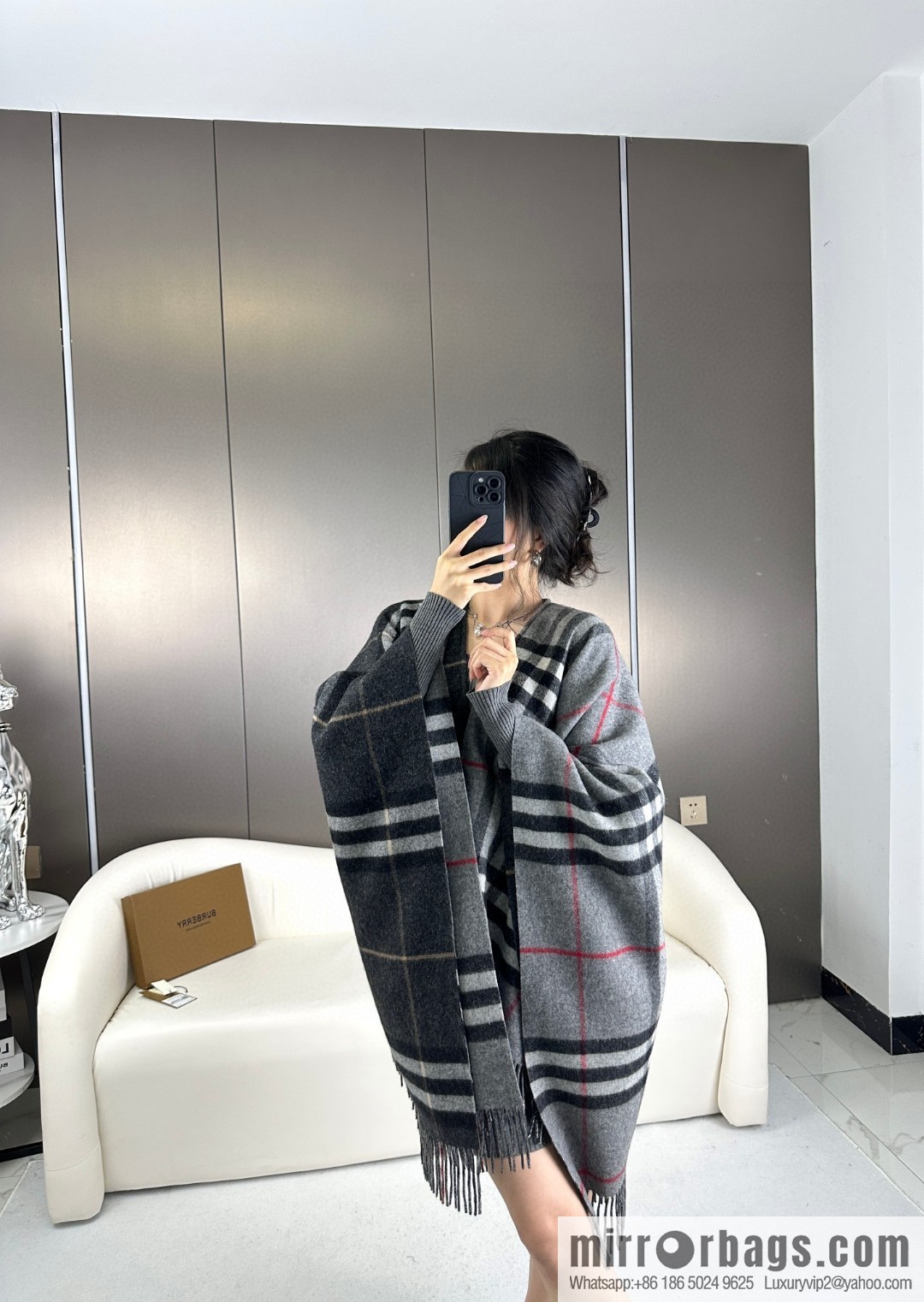 Burberry, the latest contrasting plaid jacquard cape