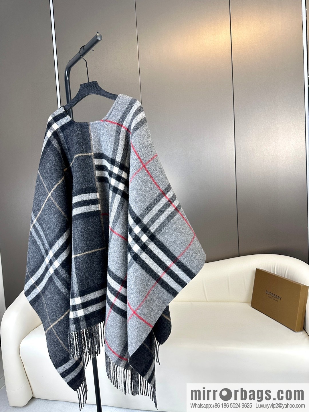 Burberry, the latest contrasting plaid jacquard cape