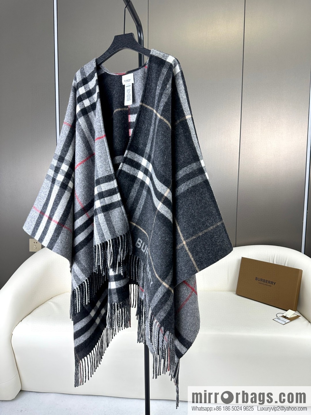 Burberry, the latest contrasting plaid jacquard cape
