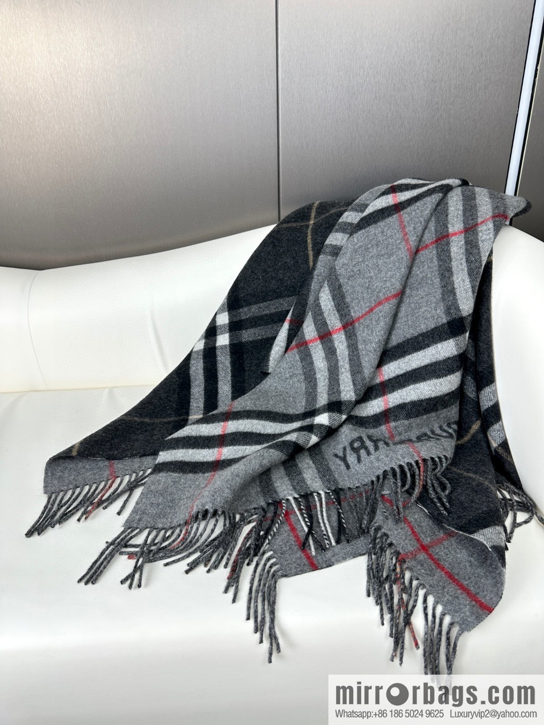 Burberry, the latest contrasting plaid jacquard cape