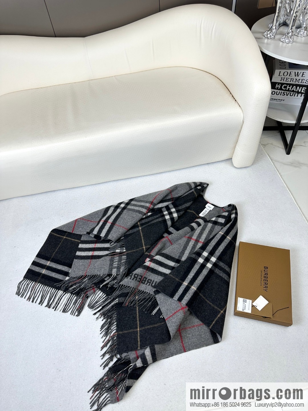 Burberry, the latest contrasting plaid jacquard cape