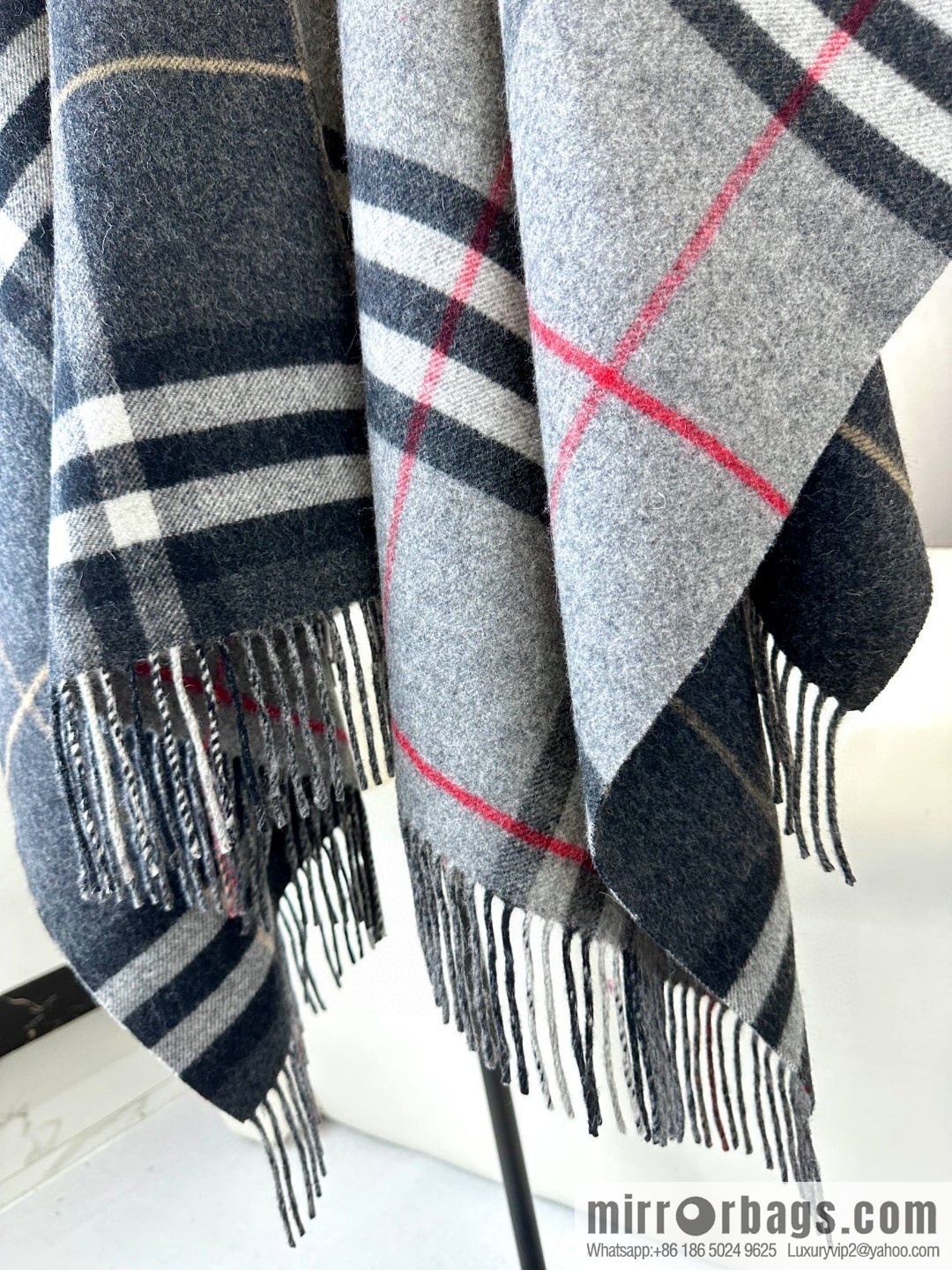 Burberry, the latest contrasting plaid jacquard cape
