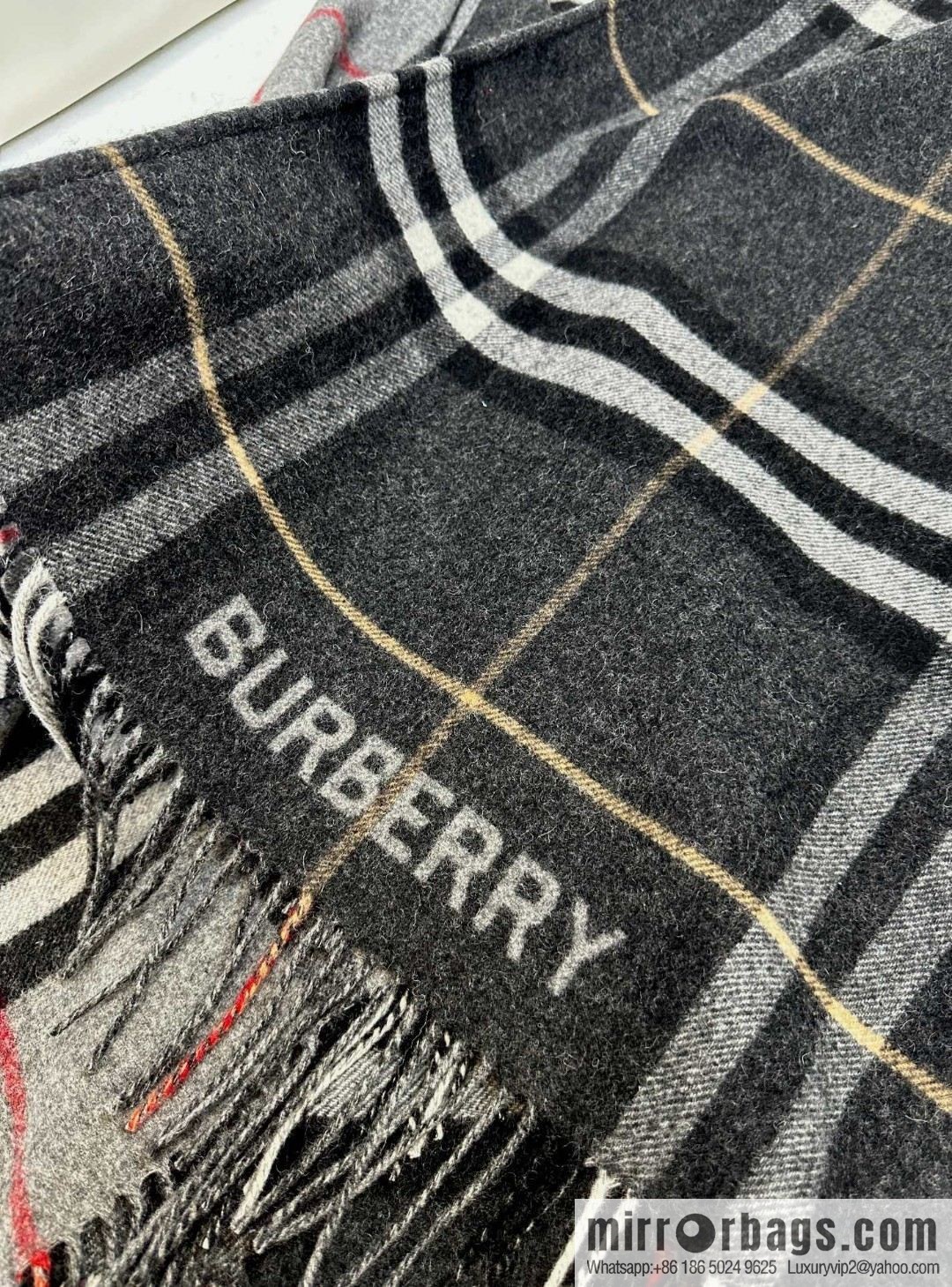 Burberry, the latest contrasting plaid jacquard cape