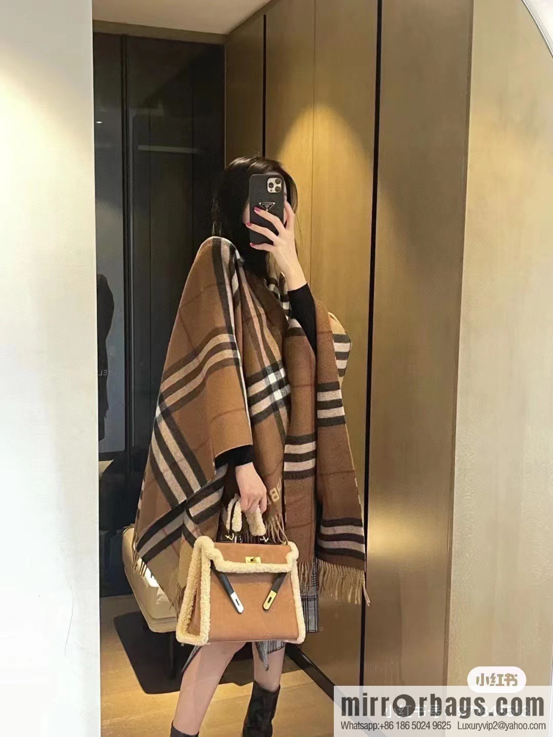 Burberry, the latest contrasting plaid jacquard cape