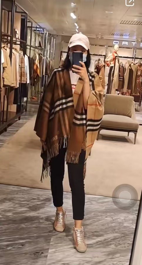 Burberry, the latest contrasting plaid jacquard cape